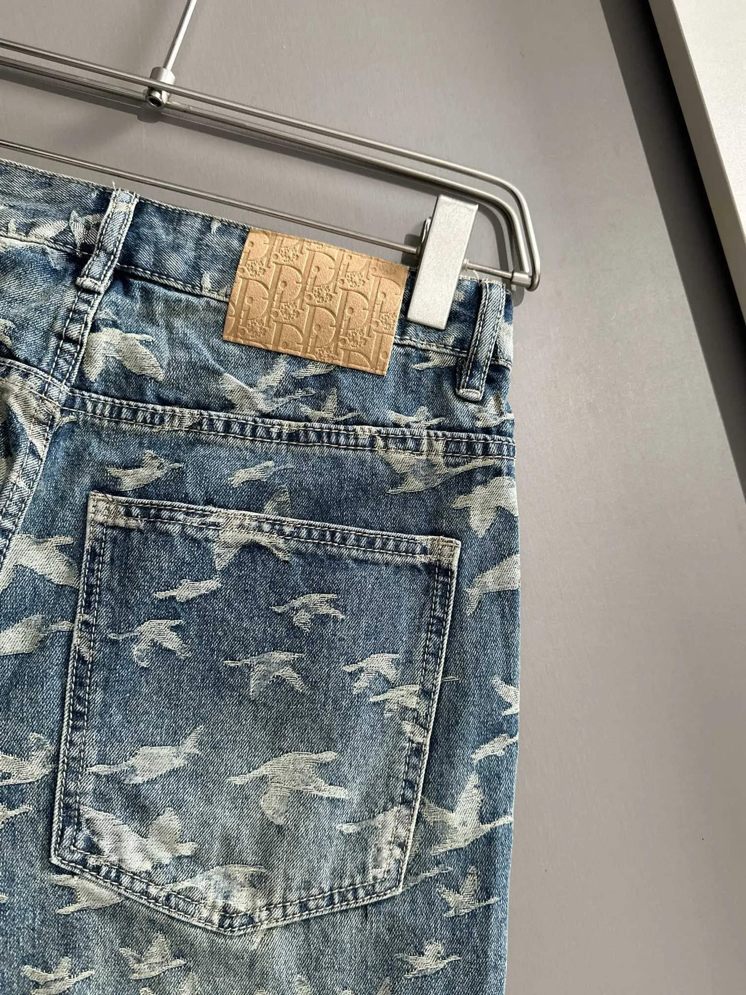 🅿️400 Dior 2025 Four Seasons Loose Jeans Straight Trousers, the trend in the trend! Many fashion bloggers control the upper body. The water is woven from imported Japanese Denim plain cotton denim fabric. It has three standards, is soft, delicate, comfortable and breathable. The color has a modern and fashionable vicissitudes. The upper body is versatile and fashionable! Light luxury, a must-have item for daily commuting! Code number: 28-40 (please state your height and weight when placing an order)