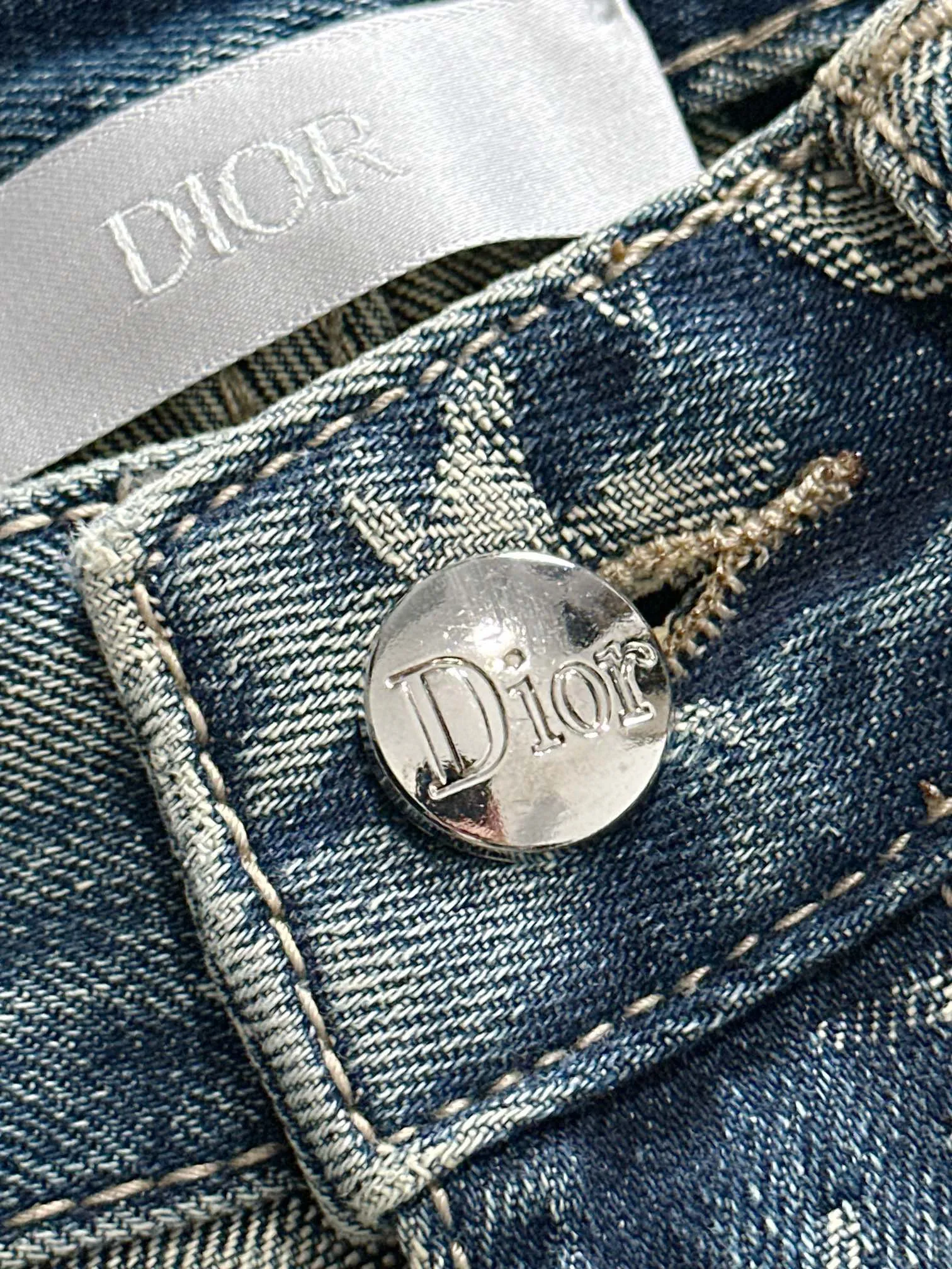 🅿️400 Dior 2025 Four Seasons Loose Jeans Straight Trousers, the trend in the trend! Many fashion bloggers control the upper body. The water is woven from imported Japanese Denim plain cotton denim fabric. It has three standards, is soft, delicate, comfortable and breathable. The color has a modern and fashionable vicissitudes. The upper body is versatile and fashionable! Light luxury, a must-have item for daily commuting! Code number: 28-40 (please state your height and weight when placing an order)