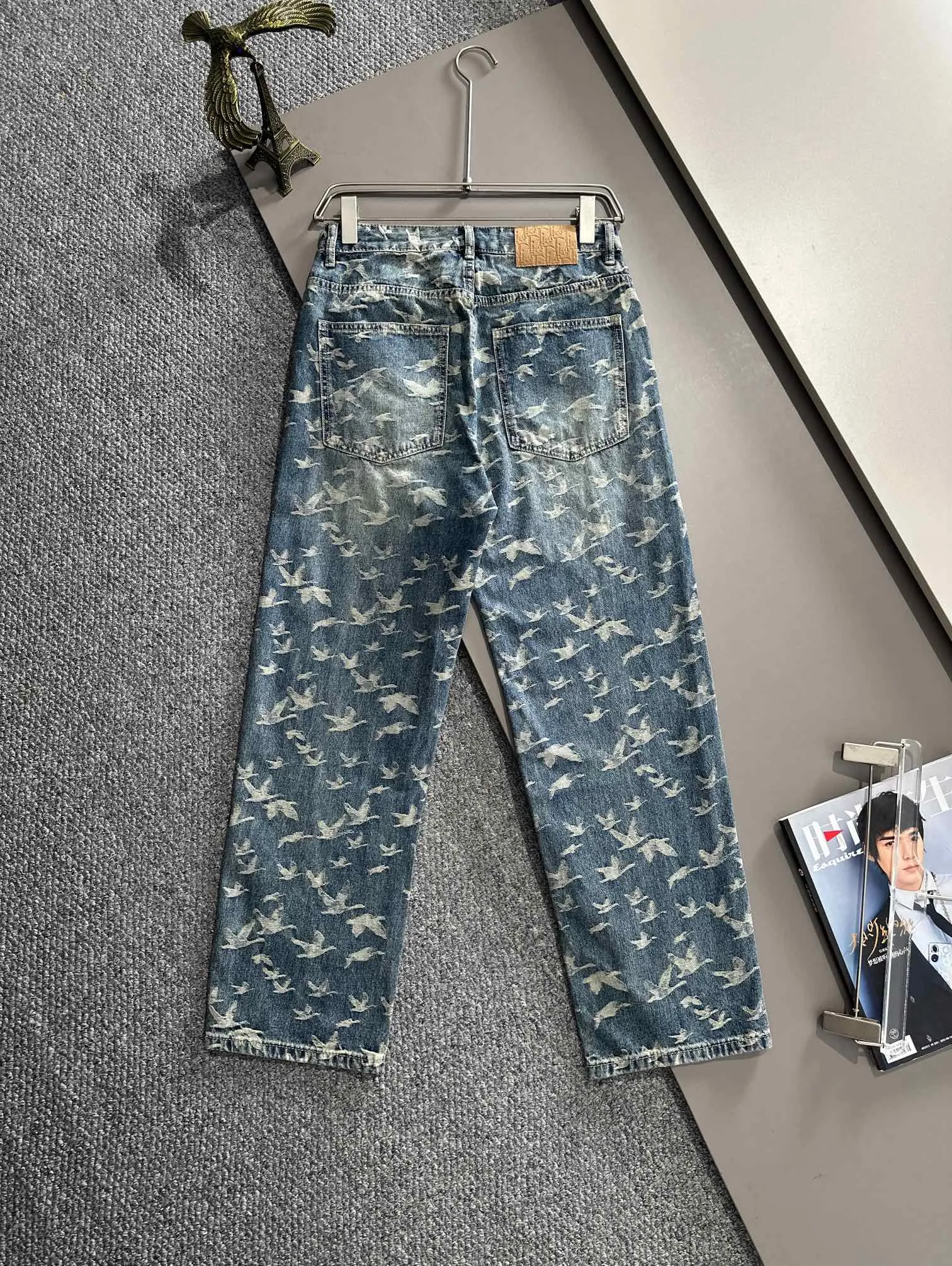 🅿️400 Dior 2025 Four Seasons Loose Jeans Straight Trousers, the trend in the trend! Many fashion bloggers control the upper body. The water is woven from imported Japanese Denim plain cotton denim fabric. It has three standards, is soft, delicate, comfortable and breathable. The color has a modern and fashionable vicissitudes. The upper body is versatile and fashionable! Light luxury, a must-have item for daily commuting! Code number: 28-40 (please state your height and weight when placing an order)