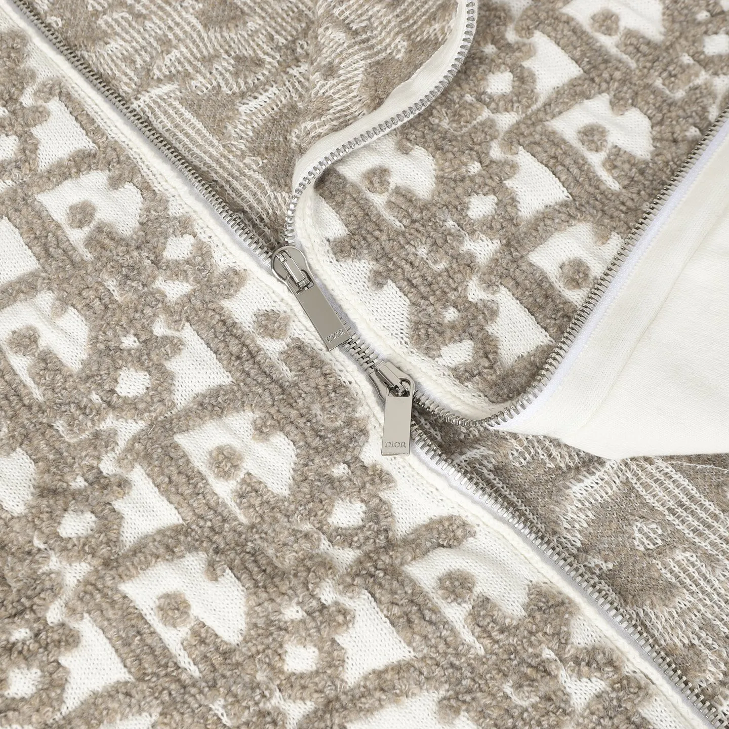 🅿️610 [Wool] Dior Oblique jacquard sweater jacket. Custom-woven cotton suet blend. Excellent texture. Comfortable and close to the skin. With the intertwined color charm of rice and coffee as the core. Like a delicate Impressionist painting. Encounter the Dior Oblique pattern covering the body. Delicate interweaving. A dazzling array. Derived from the profound cultural heritage of the Dior brand. Two-way zipper closure to demonstrate smart style. Weave the poetry and warmth of autumn and winter to accompany you to encounter every elegance. Craft 1: Jacquard tissue imported from Germany. Precisely control the arrangement and interweaving of yarns. Carefully interweave on the loom. Dior Oblique jacquard art pattern inlay makes the fabric more vivid and three-dimensional. Craft 2: Use towel embroidery craft, a traditional hand embroidery technology. Embroidery is done using stitches and is completed by changing the hooking action of a special machine head. The coils are interlocked one by one, thus bringing a towel-like texture and effect. Process 3: Curved thread structure By changing the stitching and yarn arrangement during the knitting process, the yarns present a curved distribution in the fabric. Process 4: Garment washing water softening and deodorizing process. Use professional washing equipment and specific detergents to deep clean and deodorize the clothes to improve the feel and appearance of the clothes. Accessories: Customized Dior zipper Customized Dior trademark Version: Loose version Size: S M L XL