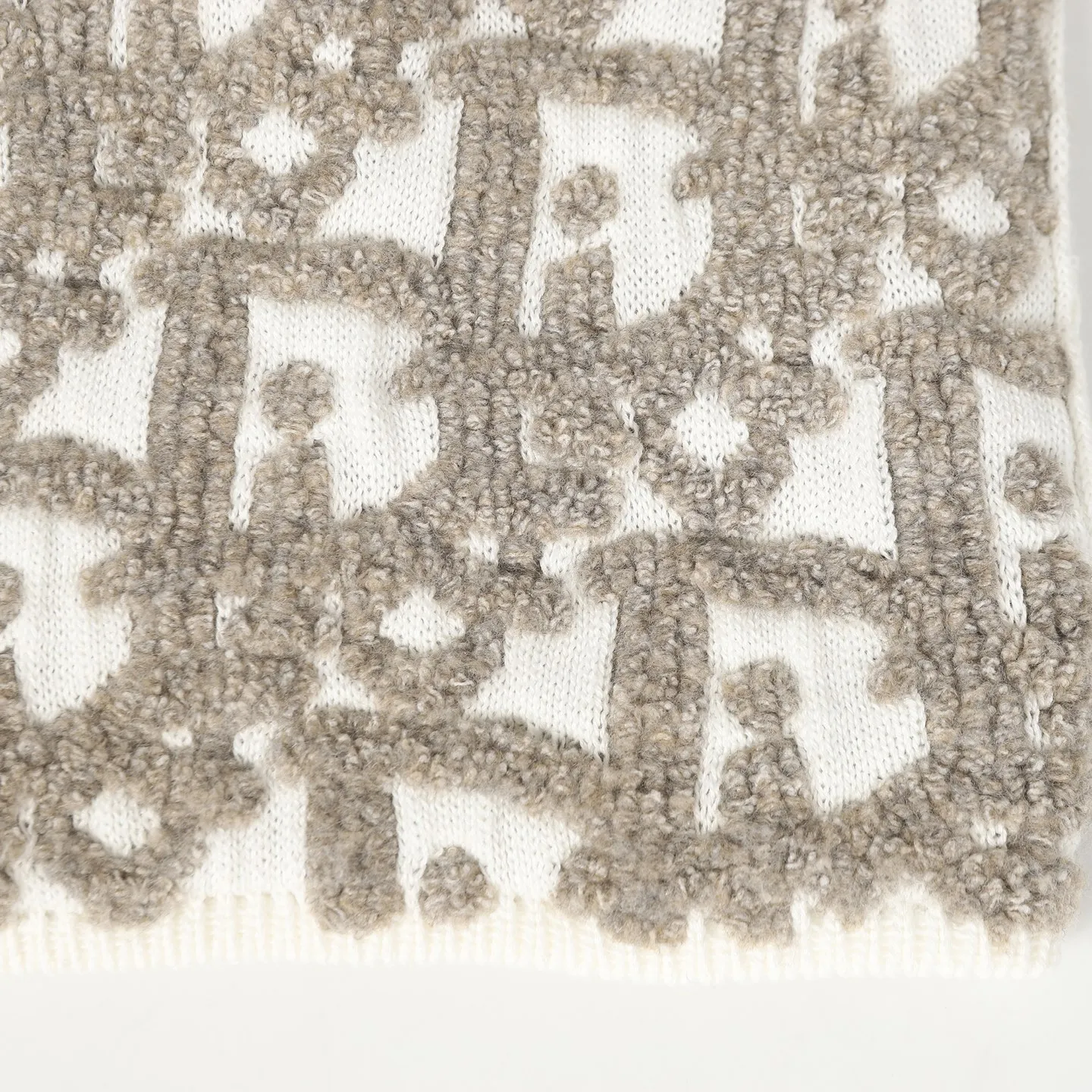 🅿️610 [Wool] Dior Oblique jacquard sweater jacket. Custom-woven cotton suet blend. Excellent texture. Comfortable and close to the skin. With the intertwined color charm of rice and coffee as the core. Like a delicate Impressionist painting. Encounter the Dior Oblique pattern covering the body. Delicate interweaving. A dazzling array. Derived from the profound cultural heritage of the Dior brand. Two-way zipper closure to demonstrate smart style. Weave the poetry and warmth of autumn and winter to accompany you to encounter every elegance. Craft 1: Jacquard tissue imported from Germany. Precisely control the arrangement and interweaving of yarns. Carefully interweave on the loom. Dior Oblique jacquard art pattern inlay makes the fabric more vivid and three-dimensional. Craft 2: Use towel embroidery craft, a traditional hand embroidery technology. Embroidery is done using stitches and is completed by changing the hooking action of a special machine head. The coils are interlocked one by one, thus bringing a towel-like texture and effect. Process 3: Curved thread structure By changing the stitching and yarn arrangement during the knitting process, the yarns present a curved distribution in the fabric. Process 4: Garment washing water softening and deodorizing process. Use professional washing equipment and specific detergents to deep clean and deodorize the clothes to improve the feel and appearance of the clothes. Accessories: Customized Dior zipper Customized Dior trademark Version: Loose version Size: S M L XL