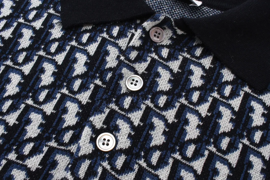 🅿️210 Correct version of high-quality DI*R CD2024SS spring and summer new old flower full-print letter lapel short-sleeved knitted POLO shirt. This knitted polo shirt features the classic Oblique print. Crafted from cotton jacquard in a straight fit, button fastening and ribbed details enhance the sophistication. Can be matched with various styles to show your personality. Same style for men and women! SIZE:XS-L