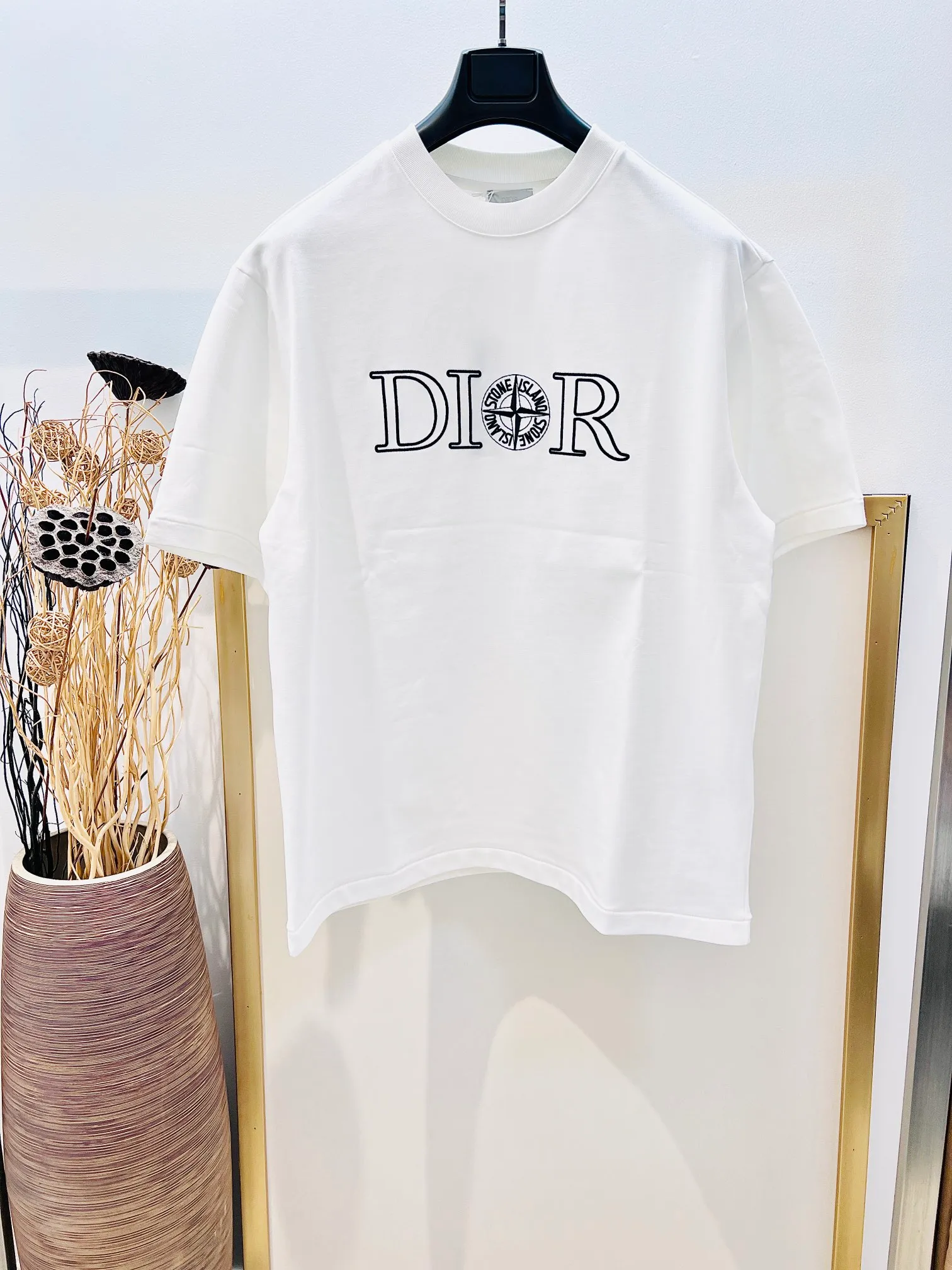 🅿️230 🌈Size: s/m/l/xl Black and white, same style for men and women 1977364858081 Dio*Dior x Stone Island joint model Heavy cotton os loose fit three-dimensional embroidered half-sleeved T-shirt creates a distinctive modern look. ⚠️Washing method: Dry clean or fast machine wash in cold water wrapped inside out laundry bag!