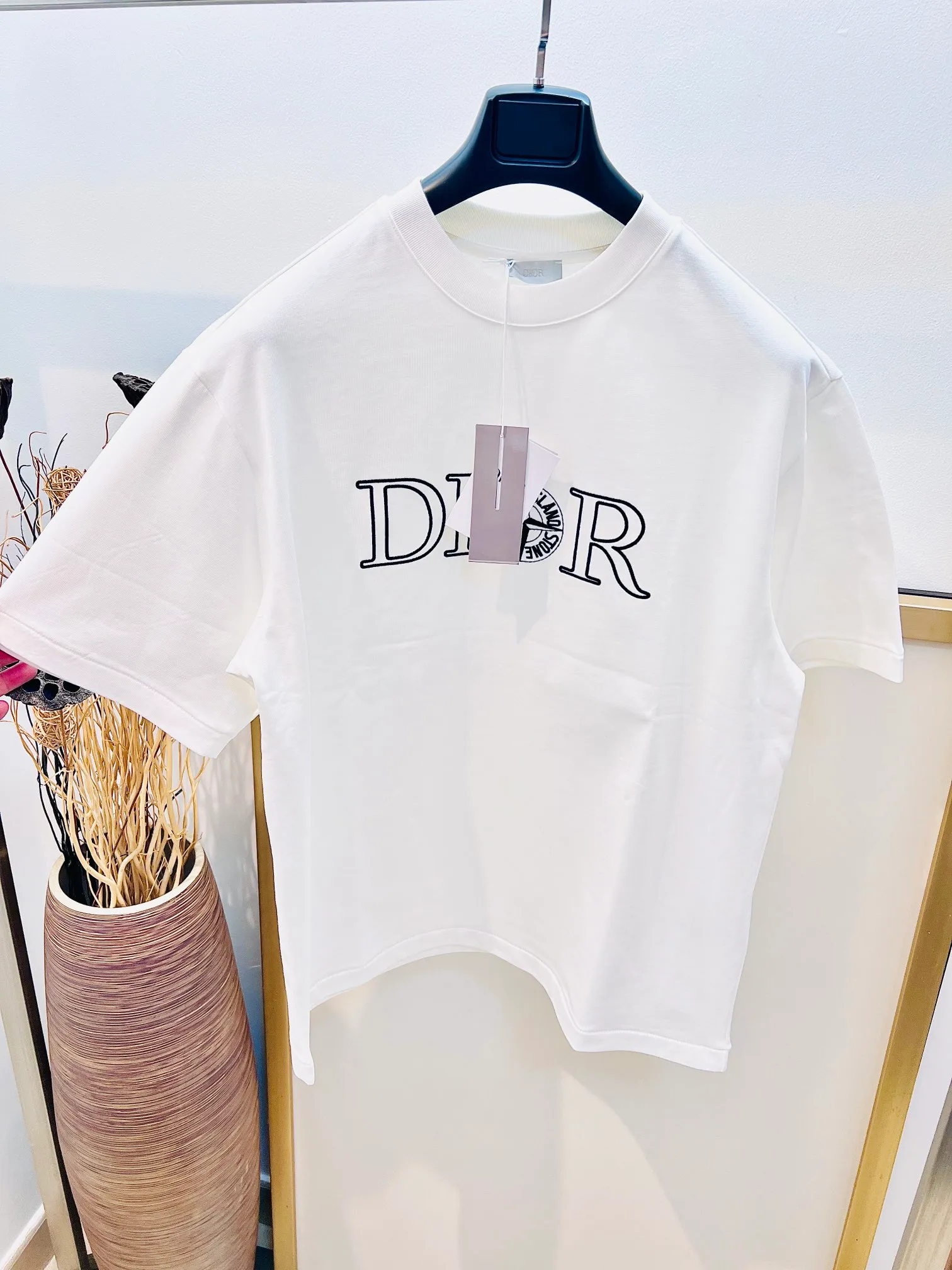 🅿️230 🌈Size: s/m/l/xl Black and white, same style for men and women 1977364858081 Dio*Dior x Stone Island joint model Heavy cotton os loose fit three-dimensional embroidered half-sleeved T-shirt creates a distinctive modern look. ⚠️Washing method: Dry clean or fast machine wash in cold water wrapped inside out laundry bag!