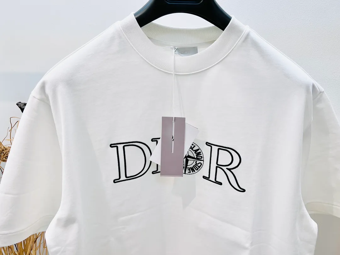 🅿️230 🌈Size: s/m/l/xl Black and white, same style for men and women 1977364858081 Dio*Dior x Stone Island joint model Heavy cotton os loose fit three-dimensional embroidered half-sleeved T-shirt creates a distinctive modern look. ⚠️Washing method: Dry clean or fast machine wash in cold water wrapped inside out laundry bag!