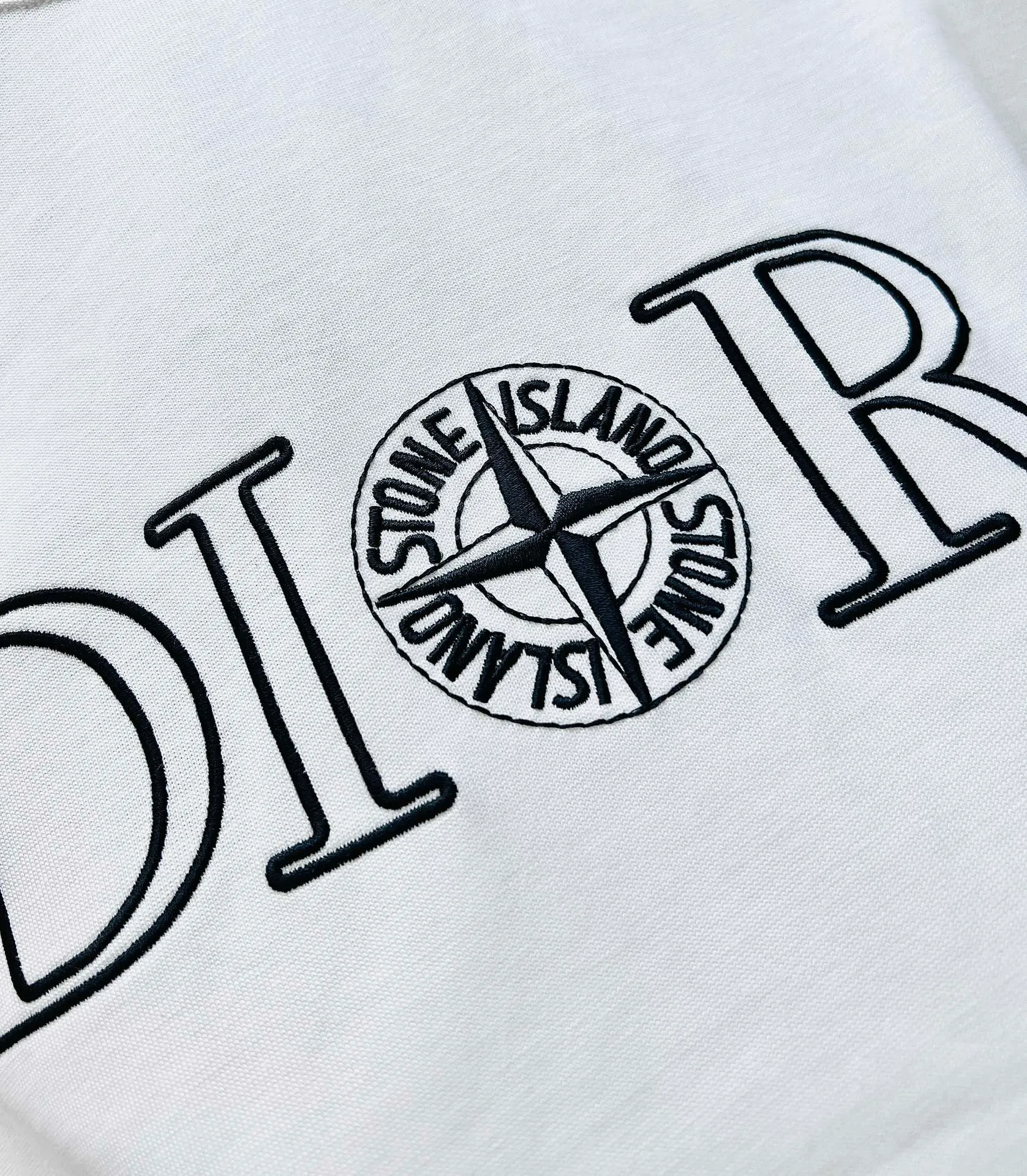 🅿️230 🌈Size: s/m/l/xl Black and white, same style for men and women 1977364858081 Dio*Dior x Stone Island joint model Heavy cotton os loose fit three-dimensional embroidered half-sleeved T-shirt creates a distinctive modern look. ⚠️Washing method: Dry clean or fast machine wash in cold water wrapped inside out laundry bag!