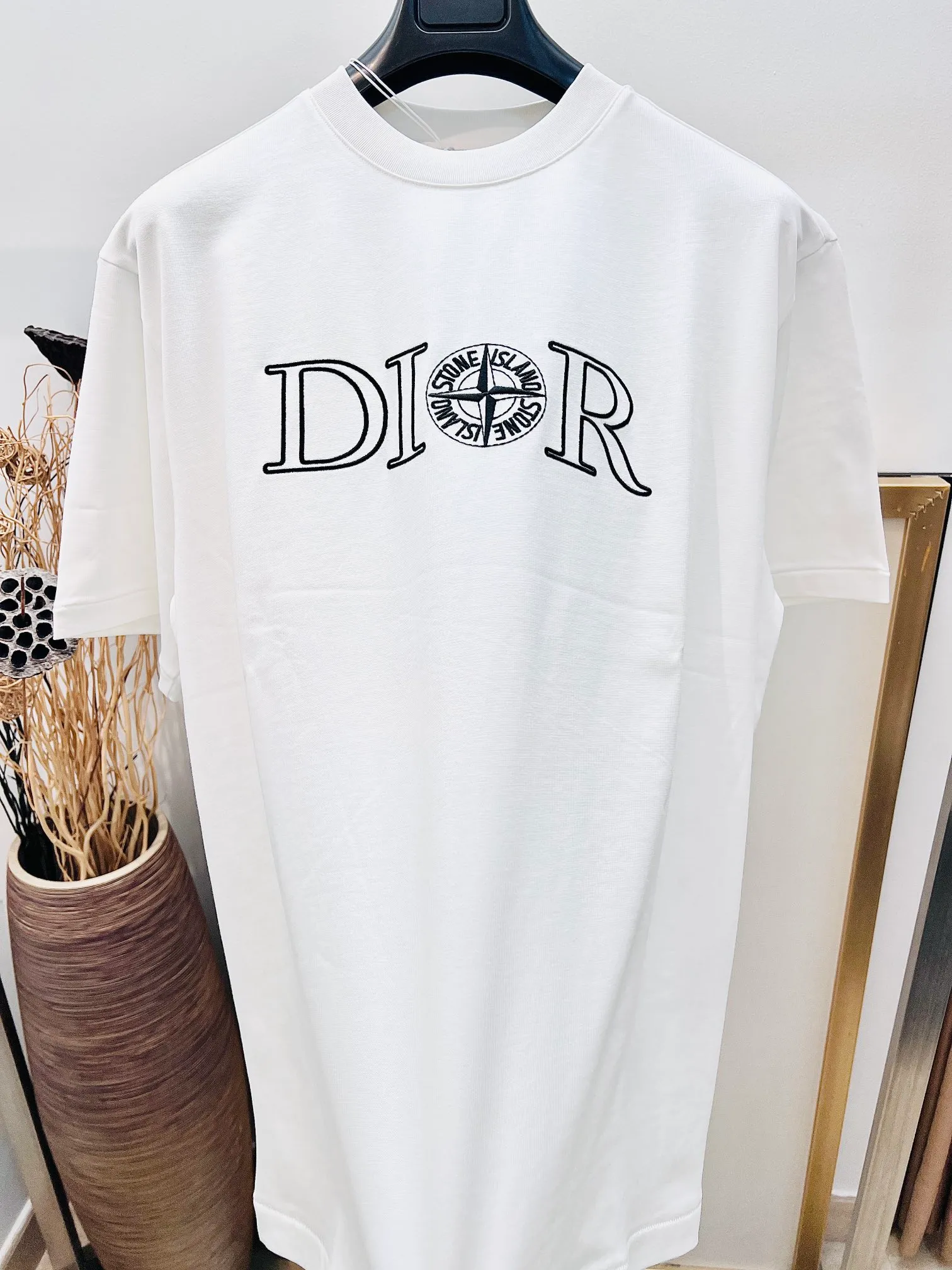 🅿️230 🌈Size: s/m/l/xl Black and white, same style for men and women 1977364858081 Dio*Dior x Stone Island joint model Heavy cotton os loose fit three-dimensional embroidered half-sleeved T-shirt creates a distinctive modern look. ⚠️Washing method: Dry clean or fast machine wash in cold water wrapped inside out laundry bag!