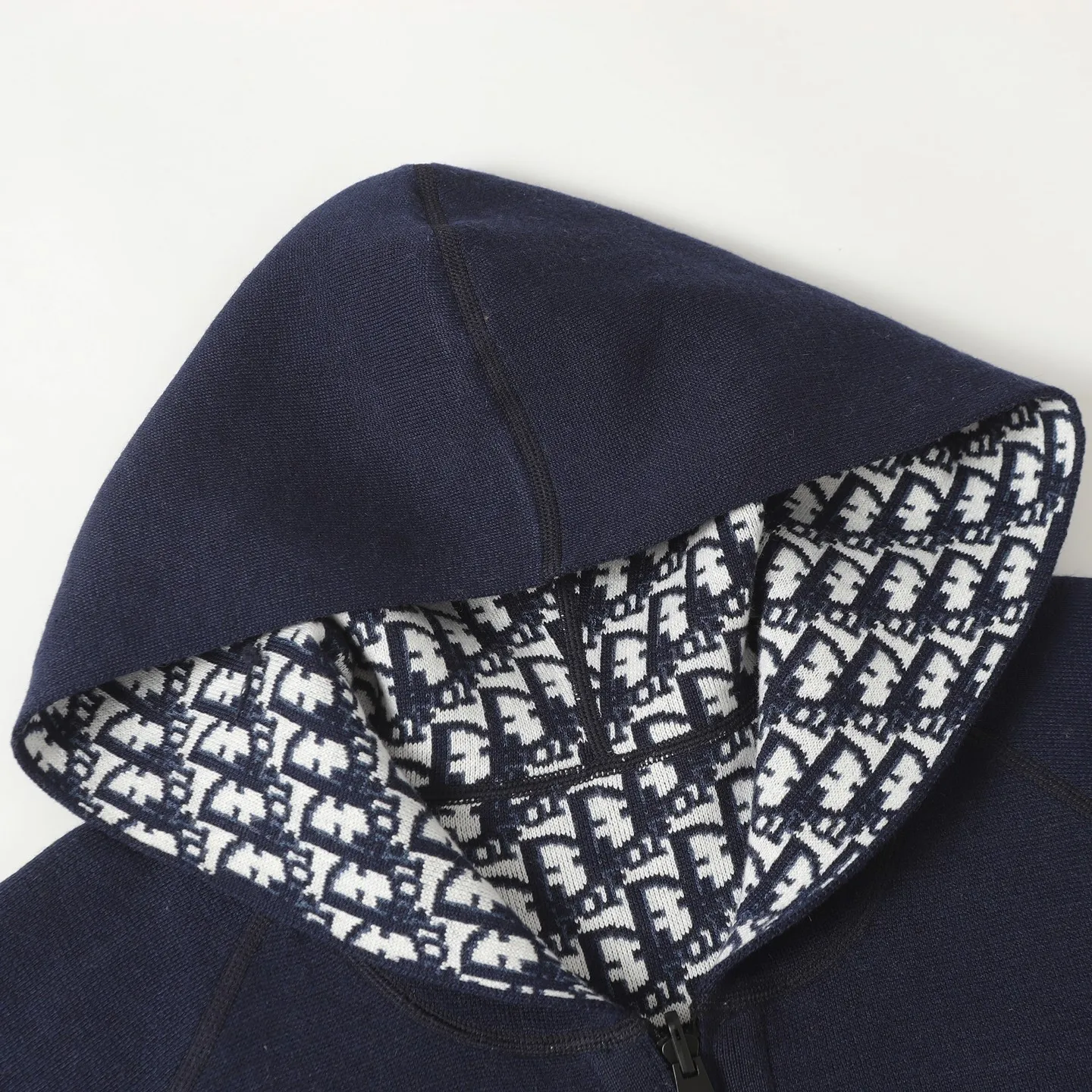🅿️570 [Original quality] CD/Dior's new jacquard double-sided cashmere jacket with slogan letters (navy blue) The fabric is made of cotton and cashmere blended fabrics, and is made of high-quality wool and cashmere, which is soft and comfortable to the touch. The navy blue cotton blended knitted fabric is carefully crafted using imported machine jacquard technology. One side is decorated with a classic presbyopia logo jacquard pattern, while the other side has a simple design and can be worn on both sides. It features practical patch pockets and a ribbed hem and cuffs ensure a form-fitting fit. The double zipper with monogram highlights the brand's signature, and the raglan sleeves are cut in a smooth, natural style. The front is embellished with the Dior embroidered logo, and the inside is decorated with Oblique print throughout, with exquisite details. Pair with the matching sports trousers for an elegant and casual look. The whole piece integrates high-end craftsmanship into daily items, showing the brand's exquisite craftsmanship and classic aesthetics. Unisex Size:S/M/L