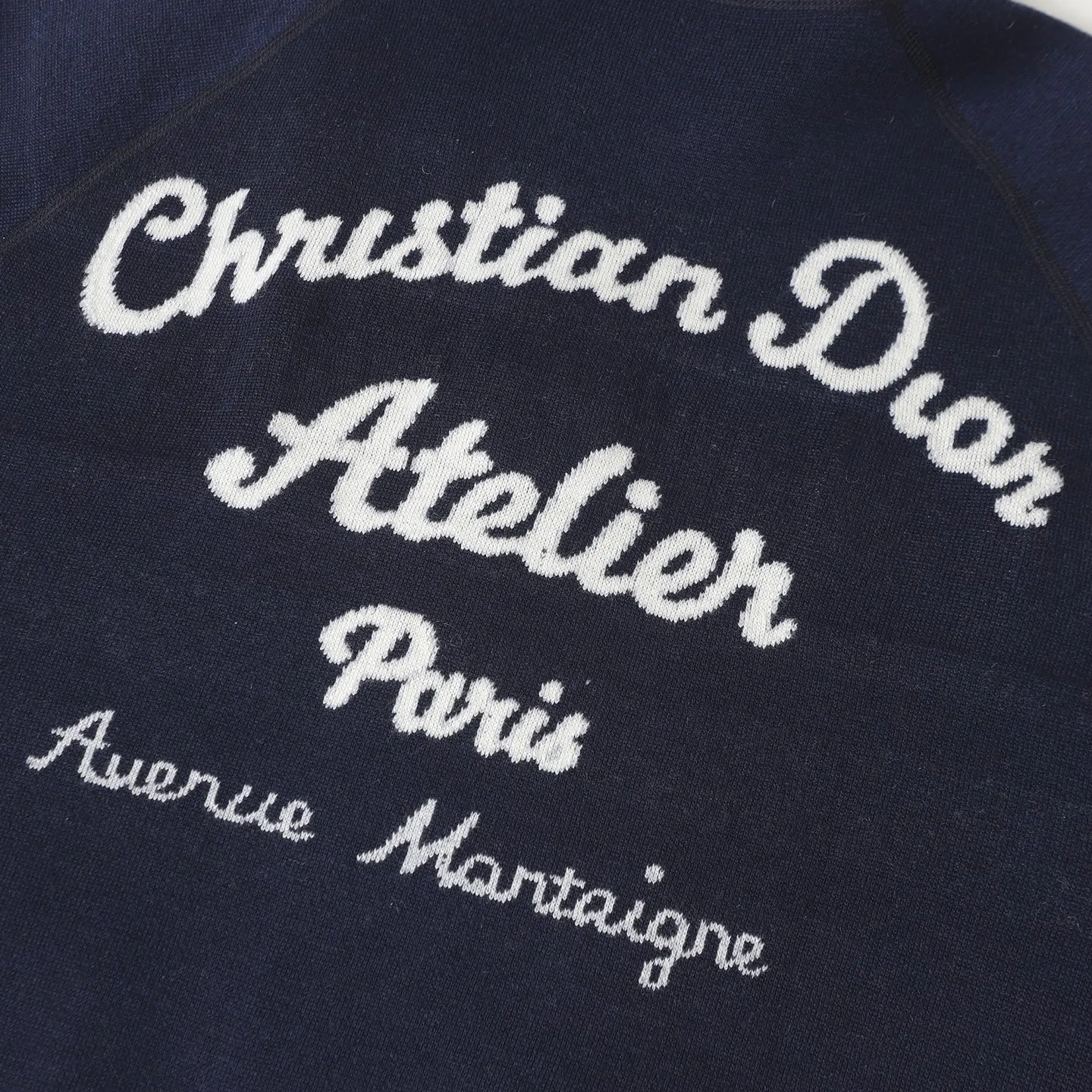 🅿️570 [Original quality] CD/Dior's new jacquard double-sided cashmere jacket with slogan letters (navy blue) The fabric is made of cotton and cashmere blended fabrics, and is made of high-quality wool and cashmere, which is soft and comfortable to the touch. The navy blue cotton blended knitted fabric is carefully crafted using imported machine jacquard technology. One side is decorated with a classic presbyopia logo jacquard pattern, while the other side has a simple design and can be worn on both sides. It features practical patch pockets and a ribbed hem and cuffs ensure a form-fitting fit. The double zipper with monogram highlights the brand's signature, and the raglan sleeves are cut in a smooth, natural style. The front is embellished with the Dior embroidered logo, and the inside is decorated with Oblique print throughout, with exquisite details. Pair with the matching sports trousers for an elegant and casual look. The whole piece integrates high-end craftsmanship into daily items, showing the brand's exquisite craftsmanship and classic aesthetics. Unisex Size:S/M/L