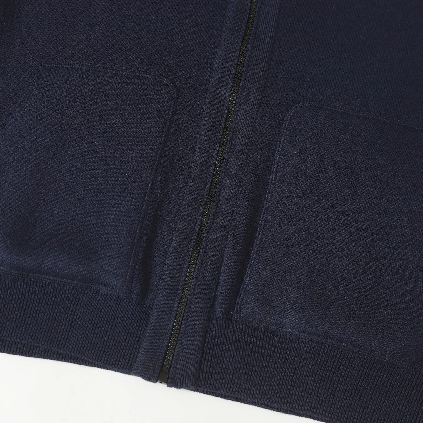 🅿️570 [Original quality] CD/Dior's new jacquard double-sided cashmere jacket with slogan letters (navy blue) The fabric is made of cotton and cashmere blended fabrics, and is made of high-quality wool and cashmere, which is soft and comfortable to the touch. The navy blue cotton blended knitted fabric is carefully crafted using imported machine jacquard technology. One side is decorated with a classic presbyopia logo jacquard pattern, while the other side has a simple design and can be worn on both sides. It features practical patch pockets and a ribbed hem and cuffs ensure a form-fitting fit. The double zipper with monogram highlights the brand's signature, and the raglan sleeves are cut in a smooth, natural style. The front is embellished with the Dior embroidered logo, and the inside is decorated with Oblique print throughout, with exquisite details. Pair with the matching sports trousers for an elegant and casual look. The whole piece integrates high-end craftsmanship into daily items, showing the brand's exquisite craftsmanship and classic aesthetics. Unisex Size:S/M/L