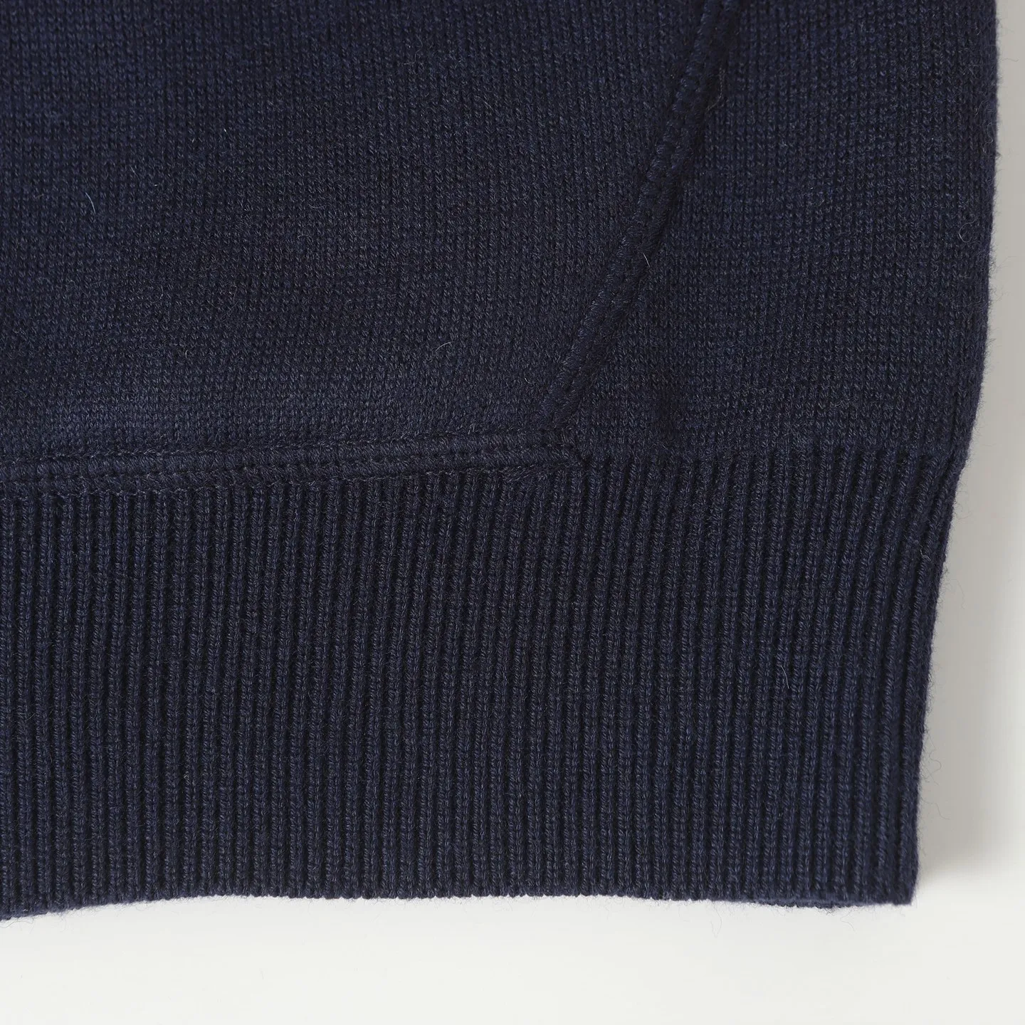 🅿️570 [Original quality] CD/Dior's new jacquard double-sided cashmere jacket with slogan letters (navy blue) The fabric is made of cotton and cashmere blended fabrics, and is made of high-quality wool and cashmere, which is soft and comfortable to the touch. The navy blue cotton blended knitted fabric is carefully crafted using imported machine jacquard technology. One side is decorated with a classic presbyopia logo jacquard pattern, while the other side has a simple design and can be worn on both sides. It features practical patch pockets and a ribbed hem and cuffs ensure a form-fitting fit. The double zipper with monogram highlights the brand's signature, and the raglan sleeves are cut in a smooth, natural style. The front is embellished with the Dior embroidered logo, and the inside is decorated with Oblique print throughout, with exquisite details. Pair with the matching sports trousers for an elegant and casual look. The whole piece integrates high-end craftsmanship into daily items, showing the brand's exquisite craftsmanship and classic aesthetics. Unisex Size:S/M/L