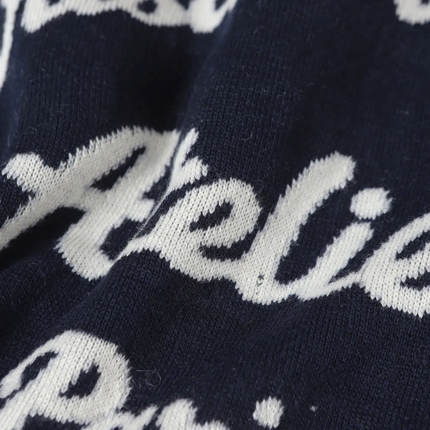 🅿️570 [Original quality] CD/Dior's new jacquard double-sided cashmere jacket with slogan letters (navy blue) The fabric is made of cotton and cashmere blended fabrics, and is made of high-quality wool and cashmere, which is soft and comfortable to the touch. The navy blue cotton blended knitted fabric is carefully crafted using imported machine jacquard technology. One side is decorated with a classic presbyopia logo jacquard pattern, while the other side has a simple design and can be worn on both sides. It features practical patch pockets and a ribbed hem and cuffs ensure a form-fitting fit. The double zipper with monogram highlights the brand's signature, and the raglan sleeves are cut in a smooth, natural style. The front is embellished with the Dior embroidered logo, and the inside is decorated with Oblique print throughout, with exquisite details. Pair with the matching sports trousers for an elegant and casual look. The whole piece integrates high-end craftsmanship into daily items, showing the brand's exquisite craftsmanship and classic aesthetics. Unisex Size:S/M/L