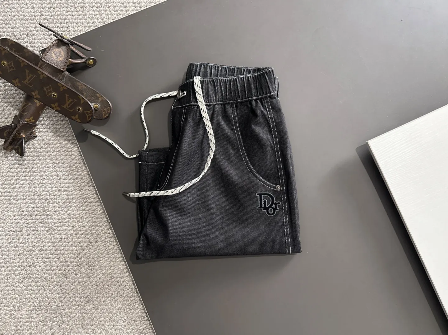 🅿️330 shipped next day. High-quality DIOR/Dior 2025 spring and summer new high-definition elastic band casual solid color loose shorts. Made with machines imported from Italy. The hem of the trousers is hemmed with two needles. The stitching is fine and firm. The fabric is customized at the counter. It has high breathability and comfort. The details are impeccable. The brand element design concept reflects high quality. It feels delicate and soft! It presents a casual cut and the upper body shape is great! Size: S-XXL
