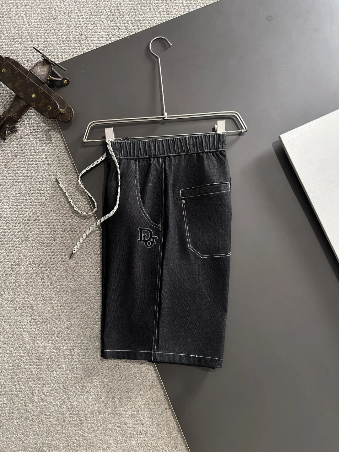 🅿️330 shipped next day. High-quality DIOR/Dior 2025 spring and summer new high-definition elastic band casual solid color loose shorts. Made with machines imported from Italy. The hem of the trousers is hemmed with two needles. The stitching is fine and firm. The fabric is customized at the counter. It has high breathability and comfort. The details are impeccable. The brand element design concept reflects high quality. It feels delicate and soft! It presents a casual cut and the upper body shape is great! Size: S-XXL