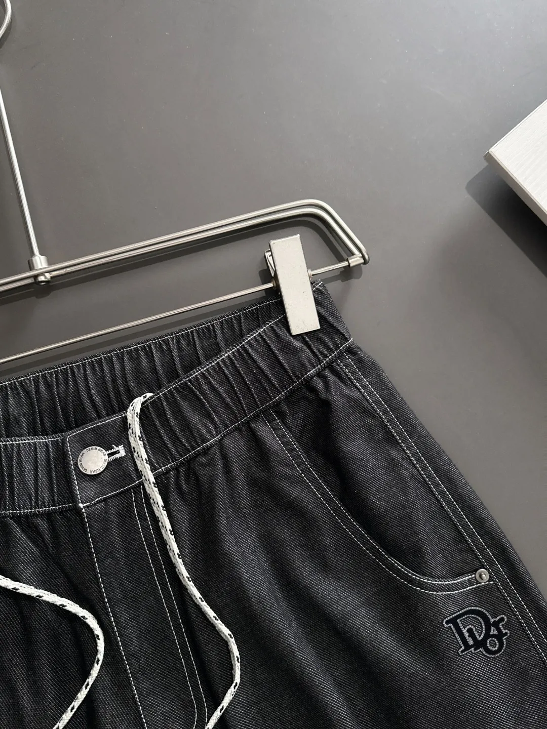 🅿️330 shipped next day. High-quality DIOR/Dior 2025 spring and summer new high-definition elastic band casual solid color loose shorts. Made with machines imported from Italy. The hem of the trousers is hemmed with two needles. The stitching is fine and firm. The fabric is customized at the counter. It has high breathability and comfort. The details are impeccable. The brand element design concept reflects high quality. It feels delicate and soft! It presents a casual cut and the upper body shape is great! Size: S-XXL