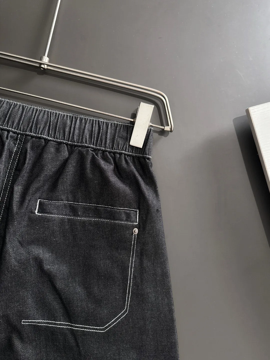 🅿️330 shipped next day. High-quality DIOR/Dior 2025 spring and summer new high-definition elastic band casual solid color loose shorts. Made with machines imported from Italy. The hem of the trousers is hemmed with two needles. The stitching is fine and firm. The fabric is customized at the counter. It has high breathability and comfort. The details are impeccable. The brand element design concept reflects high quality. It feels delicate and soft! It presents a casual cut and the upper body shape is great! Size: S-XXL