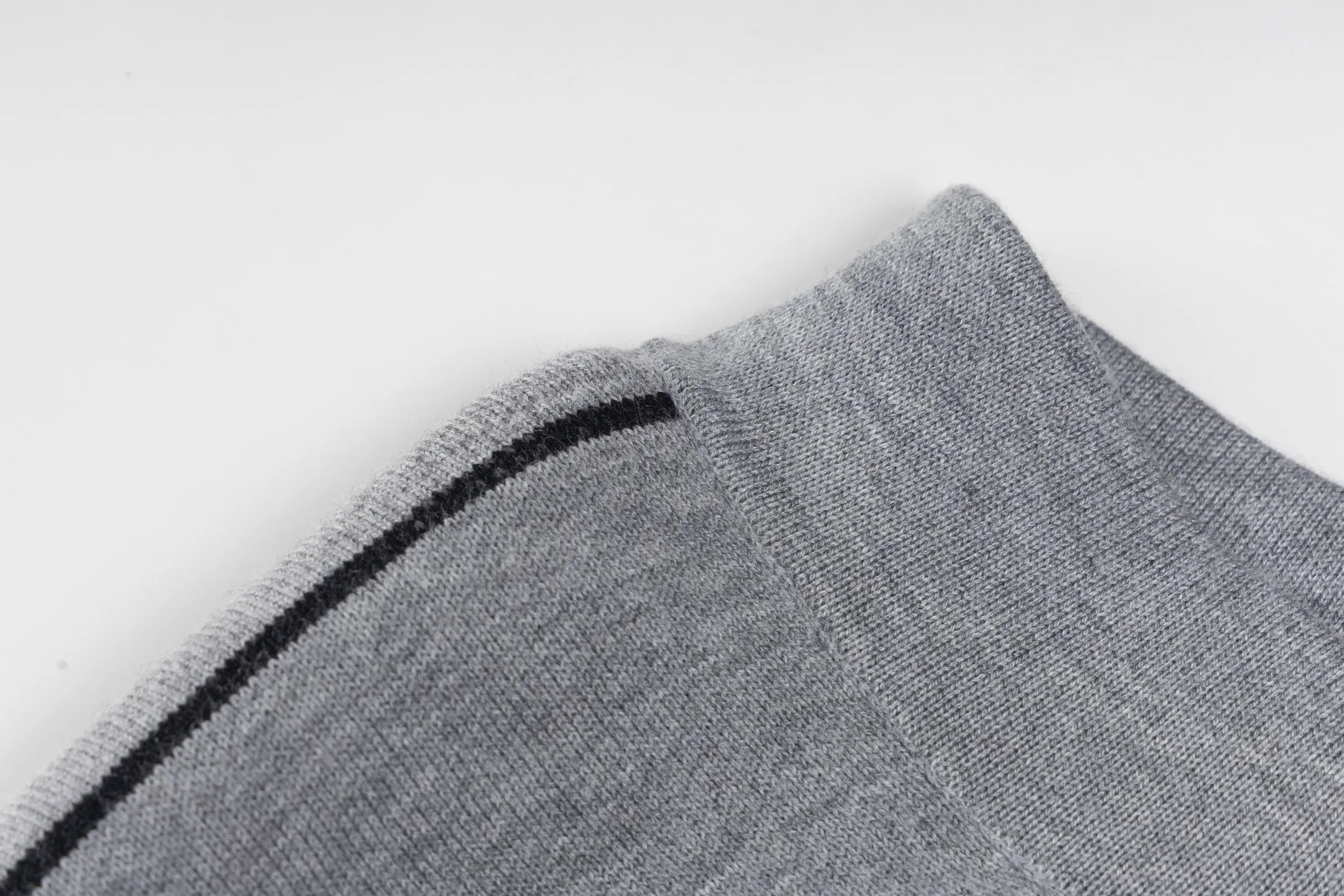 🅿️480 [Exclusive supply] CD 25FW presbyopic double-sided cashmere trousers. The fabric is made of imported cashmere yarn double-sided jacquard fabric and can be worn on both sides. The fabric uses monogram jacquard double weaving technology to present the brand's iconic presbyopia pattern, which combines luxurious texture with practical functions. Swiss machine embroidery stitching technology ensures every detail is exquisite and perfect, and the stitches are even and delicate. The classic straight-leg design subtly modifies the leg lines, making the upper body slim and elegant. Double-sided jacquard technology keeps both sides of the fabric flat and crisp, making it comfortable and layered. Selected high-quality cashmere yarn brings a soft and skin-friendly touch experience while having good warmth retention and breathability. The overall craftsmanship is exquisite, and high-end quality is reflected from fabric weaving to finished product sewing. It is an exquisite item that is both fashionable and practical. Size:S/M/L