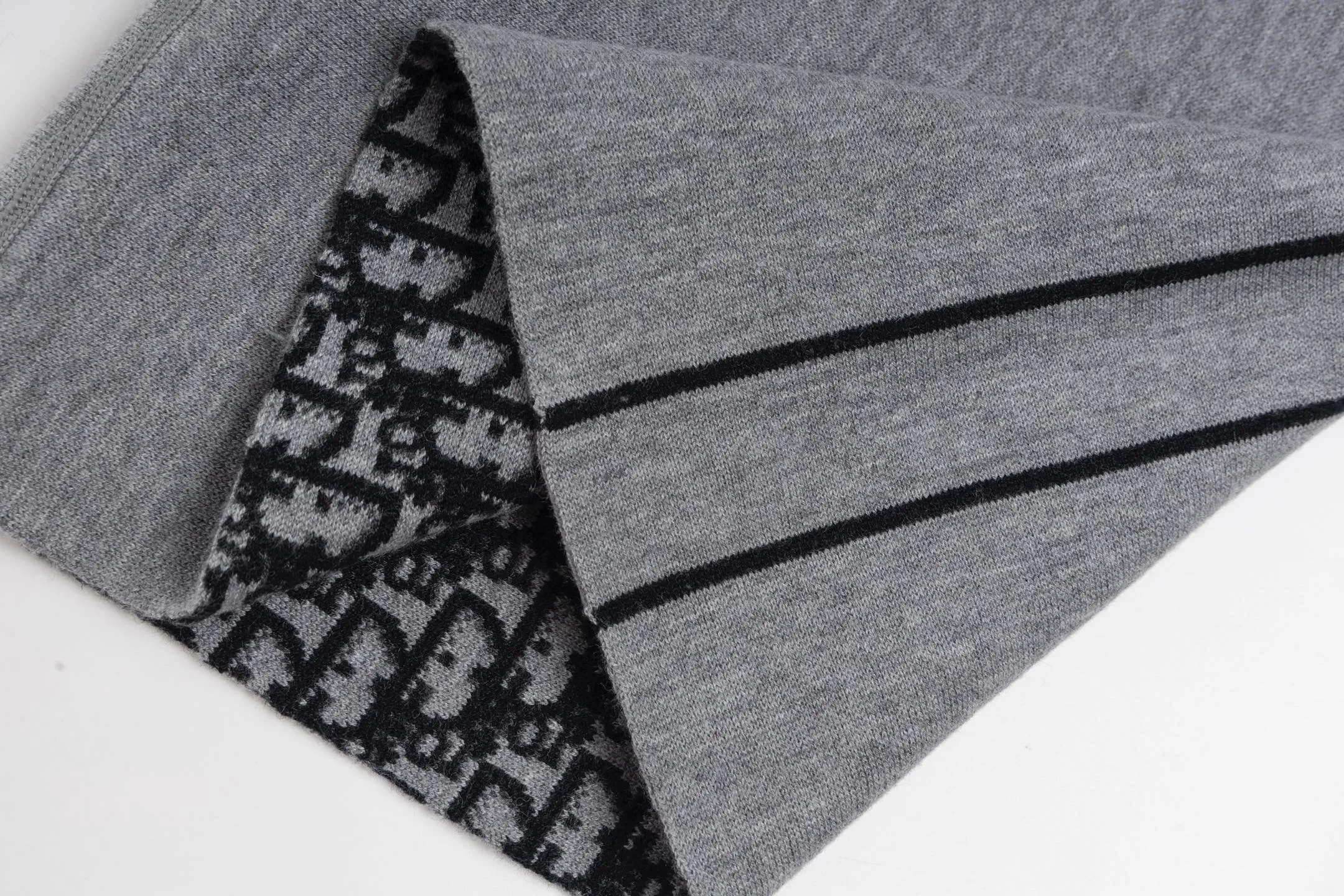 🅿️480 [Exclusive supply] CD 25FW presbyopic double-sided cashmere trousers. The fabric is made of imported cashmere yarn double-sided jacquard fabric and can be worn on both sides. The fabric uses monogram jacquard double weaving technology to present the brand's iconic presbyopia pattern, which combines luxurious texture with practical functions. Swiss machine embroidery stitching technology ensures every detail is exquisite and perfect, and the stitches are even and delicate. The classic straight-leg design subtly modifies the leg lines, making the upper body slim and elegant. Double-sided jacquard technology keeps both sides of the fabric flat and crisp, making it comfortable and layered. Selected high-quality cashmere yarn brings a soft and skin-friendly touch experience while having good warmth retention and breathability. The overall craftsmanship is exquisite, and high-end quality is reflected from fabric weaving to finished product sewing. It is an exquisite item that is both fashionable and practical. Size:S/M/L