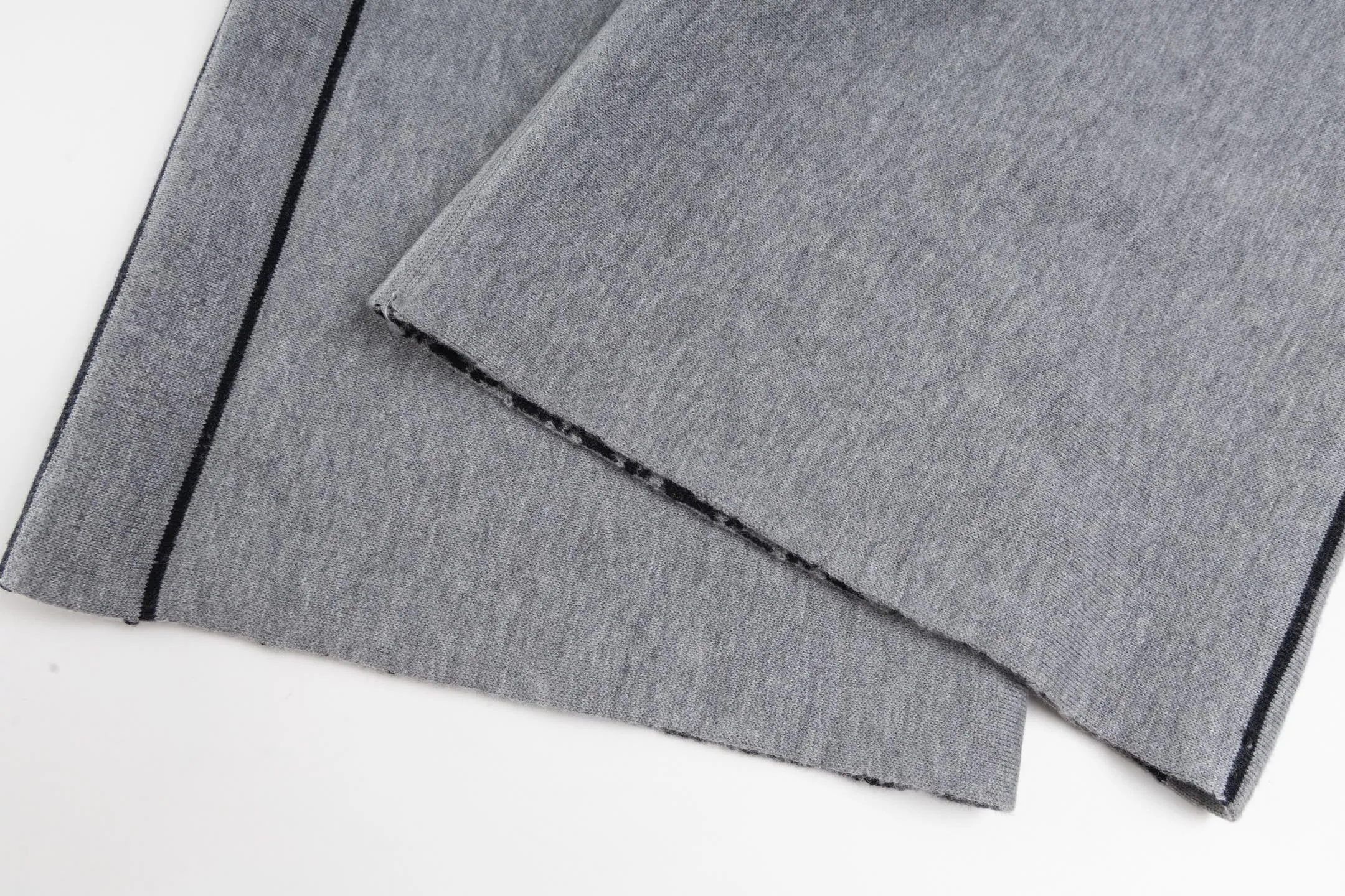 🅿️480 [Exclusive supply] CD 25FW presbyopic double-sided cashmere trousers. The fabric is made of imported cashmere yarn double-sided jacquard fabric and can be worn on both sides. The fabric uses monogram jacquard double weaving technology to present the brand's iconic presbyopia pattern, which combines luxurious texture with practical functions. Swiss machine embroidery stitching technology ensures every detail is exquisite and perfect, and the stitches are even and delicate. The classic straight-leg design subtly modifies the leg lines, making the upper body slim and elegant. Double-sided jacquard technology keeps both sides of the fabric flat and crisp, making it comfortable and layered. Selected high-quality cashmere yarn brings a soft and skin-friendly touch experience while having good warmth retention and breathability. The overall craftsmanship is exquisite, and high-end quality is reflected from fabric weaving to finished product sewing. It is an exquisite item that is both fashionable and practical. Size:S/M/L