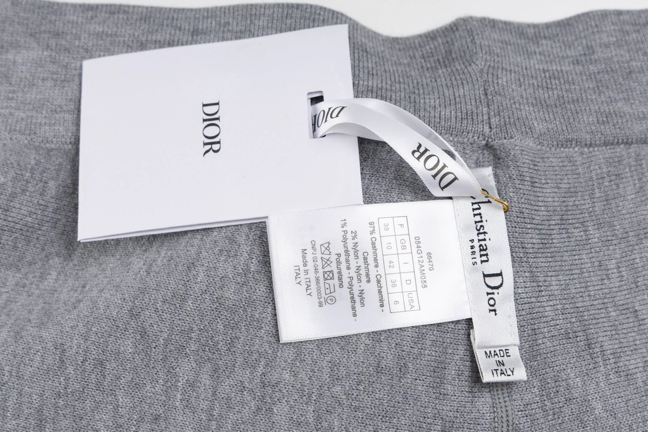 🅿️480 [Exclusive supply] CD 25FW presbyopic double-sided cashmere trousers. The fabric is made of imported cashmere yarn double-sided jacquard fabric and can be worn on both sides. The fabric uses monogram jacquard double weaving technology to present the brand's iconic presbyopia pattern, which combines luxurious texture with practical functions. Swiss machine embroidery stitching technology ensures every detail is exquisite and perfect, and the stitches are even and delicate. The classic straight-leg design subtly modifies the leg lines, making the upper body slim and elegant. Double-sided jacquard technology keeps both sides of the fabric flat and crisp, making it comfortable and layered. Selected high-quality cashmere yarn brings a soft and skin-friendly touch experience while having good warmth retention and breathability. The overall craftsmanship is exquisite, and high-end quality is reflected from fabric weaving to finished product sewing. It is an exquisite item that is both fashionable and practical. Size:S/M/L