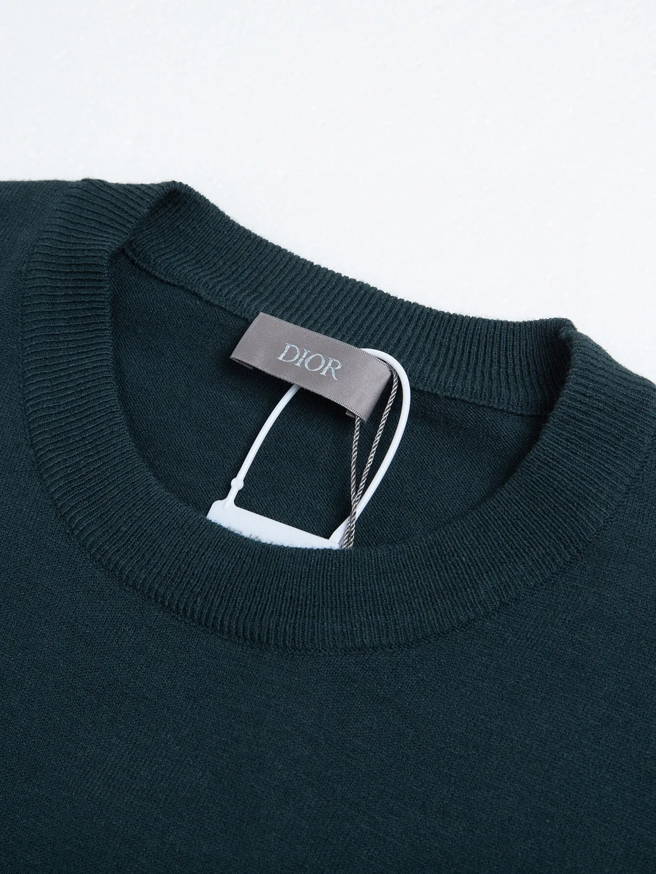 🅿️260 (ZP version) -Dior official website classic style, simple letter embroidery, wool blended round neck knitted short sleeves, same style for men and women -Using ZP custom-dyed fabrics, threads are custom-dyed in the same cylinder with zero color difference, full set of accessories customized to distinguish the market currency, welcome to compare -Color White Black Wheat Green -Size S M L XL