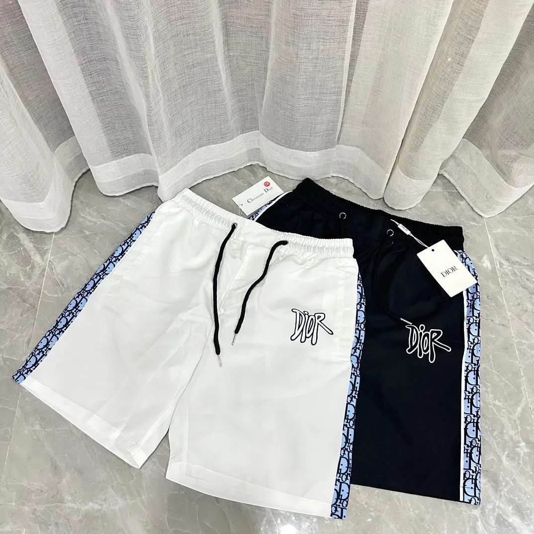 🅿️130 #V0096 [Restock all year round] Dior's new classic casual beach shorts. Pictures taken by mobile phone pixels 🈚️Any ps📷📷 Classic plaid quick-drying three-quarter pants, the same style for men and women. The fabric is made of polyester fiber, which is stain-resistant and wrinkle-resistant. It is the most suitable material for going out in summer! It is guaranteed to be cool and comfortable enough at the same time. It is super stylish when you wear it casually. You can clearly see the texture when you look at the photos. It is not the general market material that can seduce a person who wants to go on vacation in a minute. It has pockets on both sides and a drawstring at the waist. It is a very practical design. The workmanship, details and fit are impeccable. It can be worn as casual pants or beach pants. It is a must-have for beach vacations, home leisure, gym equipment, morning running and night running. It is practical and functional. Color: White Black Size: M-XXXL
