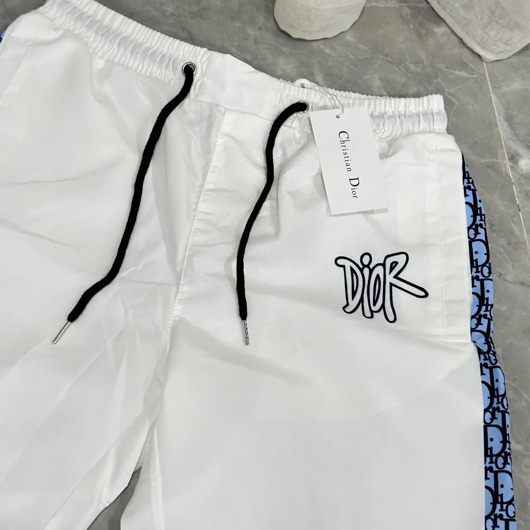 🅿️130 #V0096 [Restock all year round] Dior's new classic casual beach shorts. Pictures taken by mobile phone pixels 🈚️Any ps📷📷 Classic plaid quick-drying three-quarter pants, the same style for men and women. The fabric is made of polyester fiber, which is stain-resistant and wrinkle-resistant. It is the most suitable material for going out in summer! It is guaranteed to be cool and comfortable enough at the same time. It is super stylish when you wear it casually. You can clearly see the texture when you look at the photos. It is not the general market material that can seduce a person who wants to go on vacation in a minute. It has pockets on both sides and a drawstring at the waist. It is a very practical design. The workmanship, details and fit are impeccable. It can be worn as casual pants or beach pants. It is a must-have for beach vacations, home leisure, gym equipment, morning running and night running. It is practical and functional. Color: White Black Size: M-XXXL