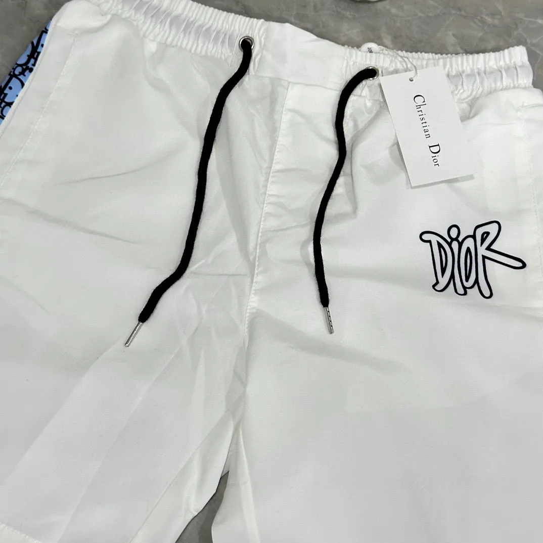 🅿️130 #V0096 [Restock all year round] Dior's new classic casual beach shorts. Pictures taken by mobile phone pixels 🈚️Any ps📷📷 Classic plaid quick-drying three-quarter pants, the same style for men and women. The fabric is made of polyester fiber, which is stain-resistant and wrinkle-resistant. It is the most suitable material for going out in summer! It is guaranteed to be cool and comfortable enough at the same time. It is super stylish when you wear it casually. You can clearly see the texture when you look at the photos. It is not the general market material that can seduce a person who wants to go on vacation in a minute. It has pockets on both sides and a drawstring at the waist. It is a very practical design. The workmanship, details and fit are impeccable. It can be worn as casual pants or beach pants. It is a must-have for beach vacations, home leisure, gym equipment, morning running and night running. It is practical and functional. Color: White Black Size: M-XXXL