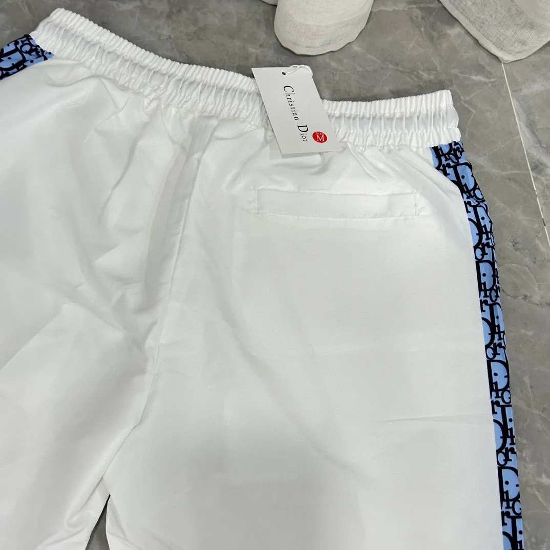 🅿️130 #V0096 [Restock all year round] Dior's new classic casual beach shorts. Pictures taken by mobile phone pixels 🈚️Any ps📷📷 Classic plaid quick-drying three-quarter pants, the same style for men and women. The fabric is made of polyester fiber, which is stain-resistant and wrinkle-resistant. It is the most suitable material for going out in summer! It is guaranteed to be cool and comfortable enough at the same time. It is super stylish when you wear it casually. You can clearly see the texture when you look at the photos. It is not the general market material that can seduce a person who wants to go on vacation in a minute. It has pockets on both sides and a drawstring at the waist. It is a very practical design. The workmanship, details and fit are impeccable. It can be worn as casual pants or beach pants. It is a must-have for beach vacations, home leisure, gym equipment, morning running and night running. It is practical and functional. Color: White Black Size: M-XXXL