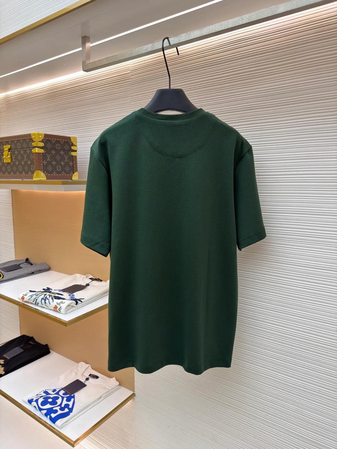 Prada chest triangle logo short sleeves ●Original version: 8000 purchase and development ●Item number: 1682428-A00 ●Fabric: cotton fabric ●Technology: infrared positioning production ●Color: green ●Version: Fitted version ●Weight: about 290 grams ●Size: S-M-L-XL ●Description: Customized mercerized hydrogen and oxygen liquid ammonia double-sided satin, breathable and refreshing, comfortable and skin-friendly. The iconic Prada triangle logo embellishes the chest to highlight the brand charm. The unique design of splicing the triangle area of the neckline creates a full sense of layering. It shocks your vision with a minimalist design and highlights luxury in a low-key manner. The infrared positioning of the "Prada triangle mark" is made using an imported special machine to make the position more precise and firm. Manual point splicing of the triangular area is carried out with the triangular fabric through precise point selection to ensure that the triangular area is uniformly positioned. The fabrics have been washed and have a better hand feel and texture. It is not easy to deform, shrink or fade, and maintains long-term beauty. The overall wiring is straight and delicate, the fabric is comfortable and soft, and the color is consistent without color difference. It can be matched with the same style to create a fashionable look and control various occasions. Customized accessories, complete with three standards, same style for men and women!