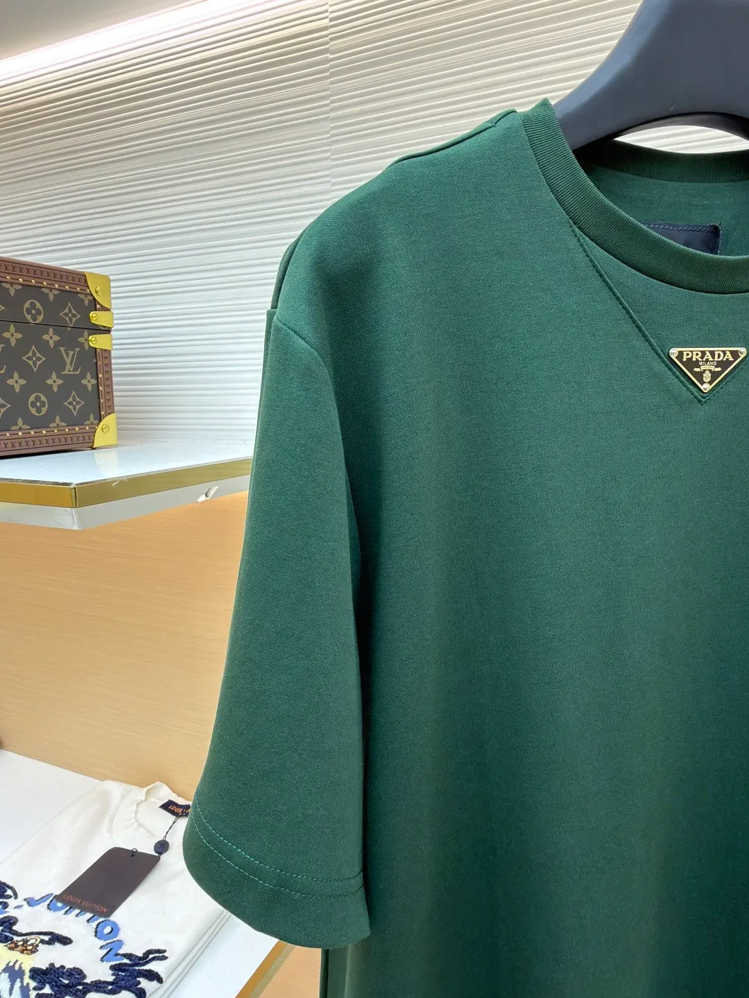 Prada chest triangle logo short sleeves ●Original version: 8000 purchase and development ●Item number: 1682428-A00 ●Fabric: cotton fabric ●Technology: infrared positioning production ●Color: green ●Version: Fitted version ●Weight: about 290 grams ●Size: S-M-L-XL ●Description: Customized mercerized hydrogen and oxygen liquid ammonia double-sided satin, breathable and refreshing, comfortable and skin-friendly. The iconic Prada triangle logo embellishes the chest to highlight the brand charm. The unique design of splicing the triangle area of the neckline creates a full sense of layering. It shocks your vision with a minimalist design and highlights luxury in a low-key manner. The infrared positioning of the "Prada triangle mark" is made using an imported special machine to make the position more precise and firm. Manual point splicing of the triangular area is carried out with the triangular fabric through precise point selection to ensure that the triangular area is uniformly positioned. The fabrics have been washed and have a better hand feel and texture. It is not easy to deform, shrink or fade, and maintains long-term beauty. The overall wiring is straight and delicate, the fabric is comfortable and soft, and the color is consistent without color difference. It can be matched with the same style to create a fashionable look and control various occasions. Customized accessories, complete with three standards, same style for men and women!