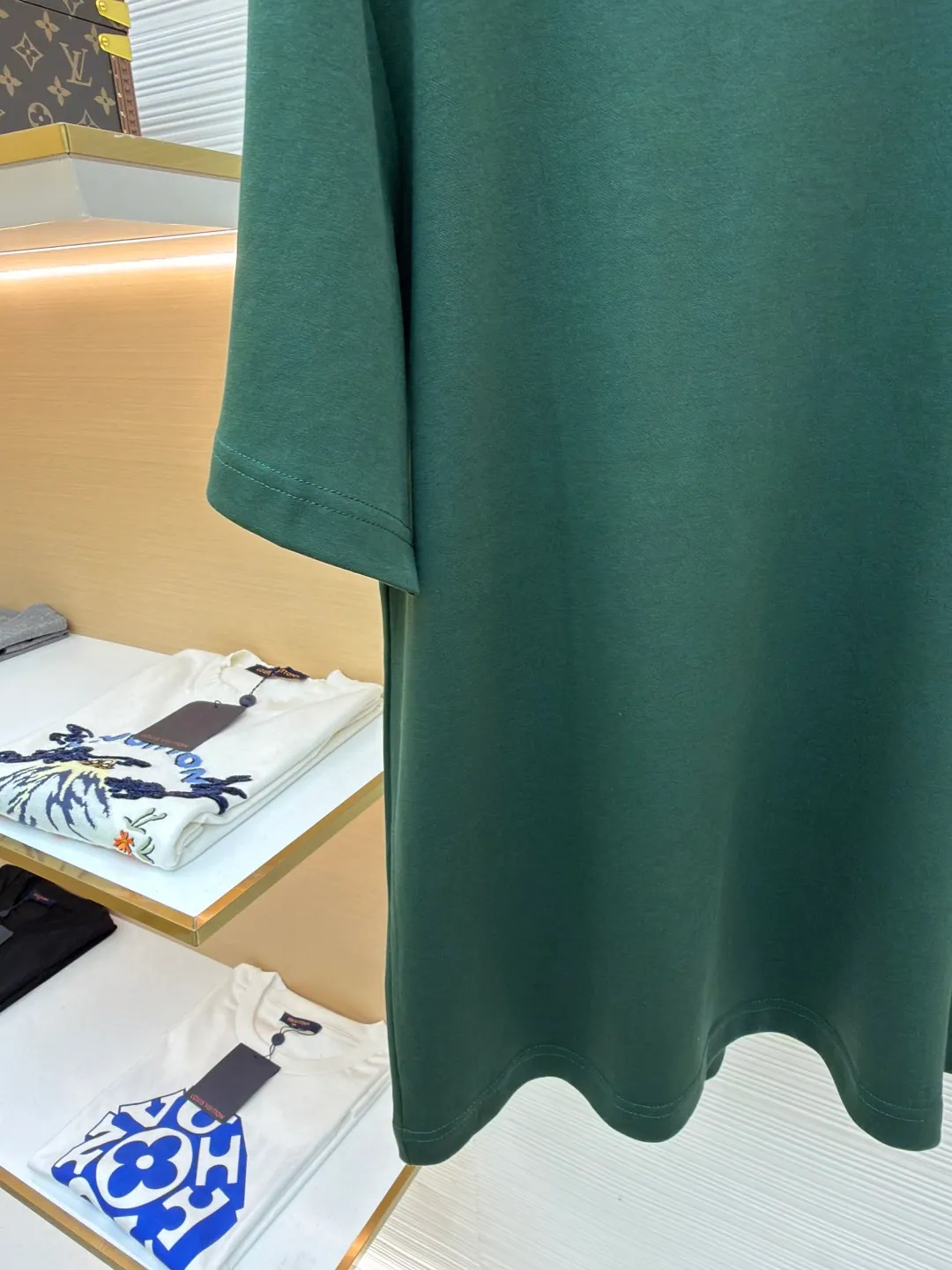 Prada chest triangle logo short sleeves ●Original version: 8000 purchase and development ●Item number: 1682428-A00 ●Fabric: cotton fabric ●Technology: infrared positioning production ●Color: green ●Version: Fitted version ●Weight: about 290 grams ●Size: S-M-L-XL ●Description: Customized mercerized hydrogen and oxygen liquid ammonia double-sided satin, breathable and refreshing, comfortable and skin-friendly. The iconic Prada triangle logo embellishes the chest to highlight the brand charm. The unique design of splicing the triangle area of the neckline creates a full sense of layering. It shocks your vision with a minimalist design and highlights luxury in a low-key manner. The infrared positioning of the "Prada triangle mark" is made using an imported special machine to make the position more precise and firm. Manual point splicing of the triangular area is carried out with the triangular fabric through precise point selection to ensure that the triangular area is uniformly positioned. The fabrics have been washed and have a better hand feel and texture. It is not easy to deform, shrink or fade, and maintains long-term beauty. The overall wiring is straight and delicate, the fabric is comfortable and soft, and the color is consistent without color difference. It can be matched with the same style to create a fashionable look and control various occasions. Customized accessories, complete with three standards, same style for men and women!