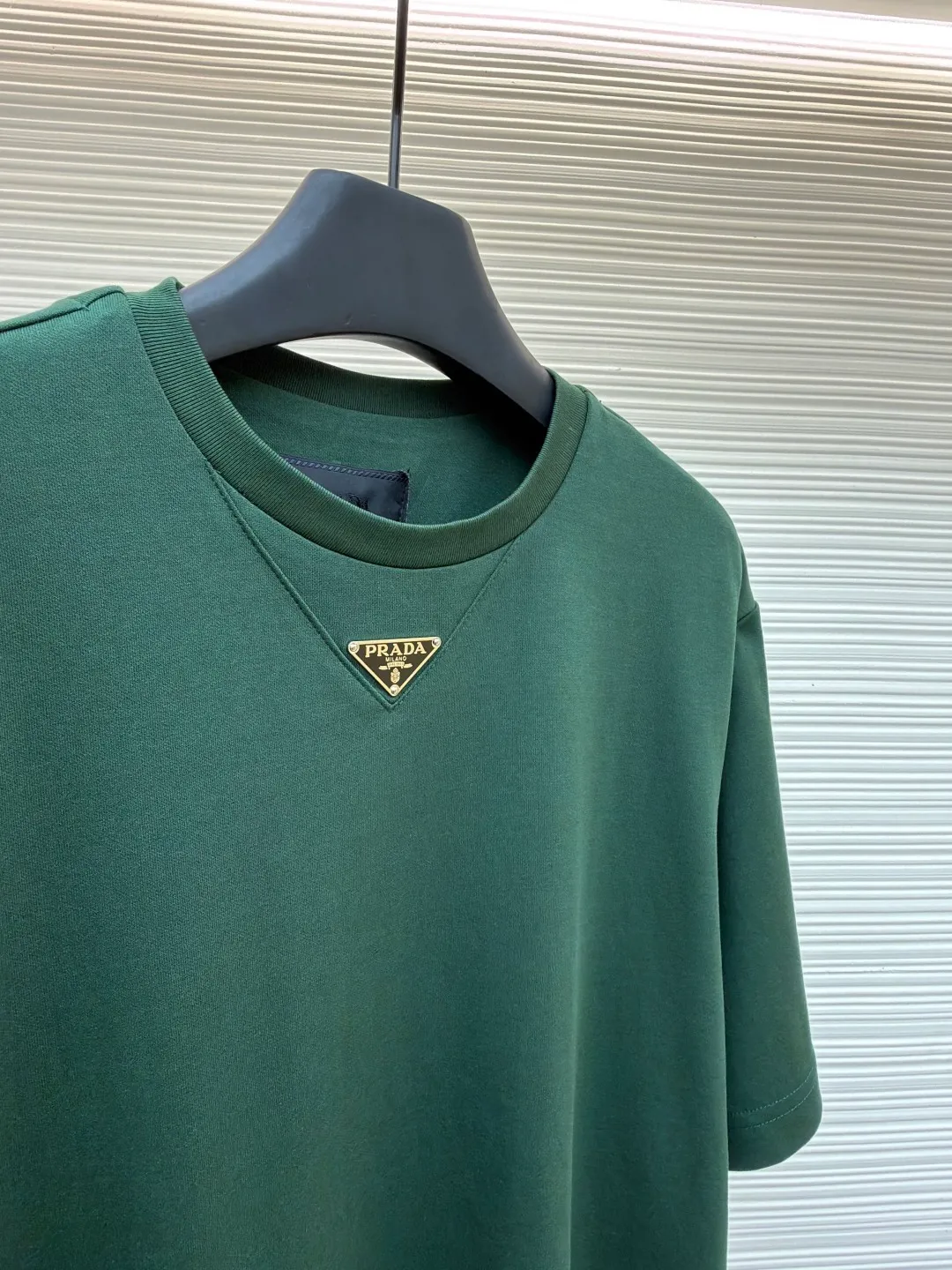 Prada chest triangle logo short sleeves ●Original version: 8000 purchase and development ●Item number: 1682428-A00 ●Fabric: cotton fabric ●Technology: infrared positioning production ●Color: green ●Version: Fitted version ●Weight: about 290 grams ●Size: S-M-L-XL ●Description: Customized mercerized hydrogen and oxygen liquid ammonia double-sided satin, breathable and refreshing, comfortable and skin-friendly. The iconic Prada triangle logo embellishes the chest to highlight the brand charm. The unique design of splicing the triangle area of the neckline creates a full sense of layering. It shocks your vision with a minimalist design and highlights luxury in a low-key manner. The infrared positioning of the "Prada triangle mark" is made using an imported special machine to make the position more precise and firm. Manual point splicing of the triangular area is carried out with the triangular fabric through precise point selection to ensure that the triangular area is uniformly positioned. The fabrics have been washed and have a better hand feel and texture. It is not easy to deform, shrink or fade, and maintains long-term beauty. The overall wiring is straight and delicate, the fabric is comfortable and soft, and the color is consistent without color difference. It can be matched with the same style to create a fashionable look and control various occasions. Customized accessories, complete with three standards, same style for men and women!