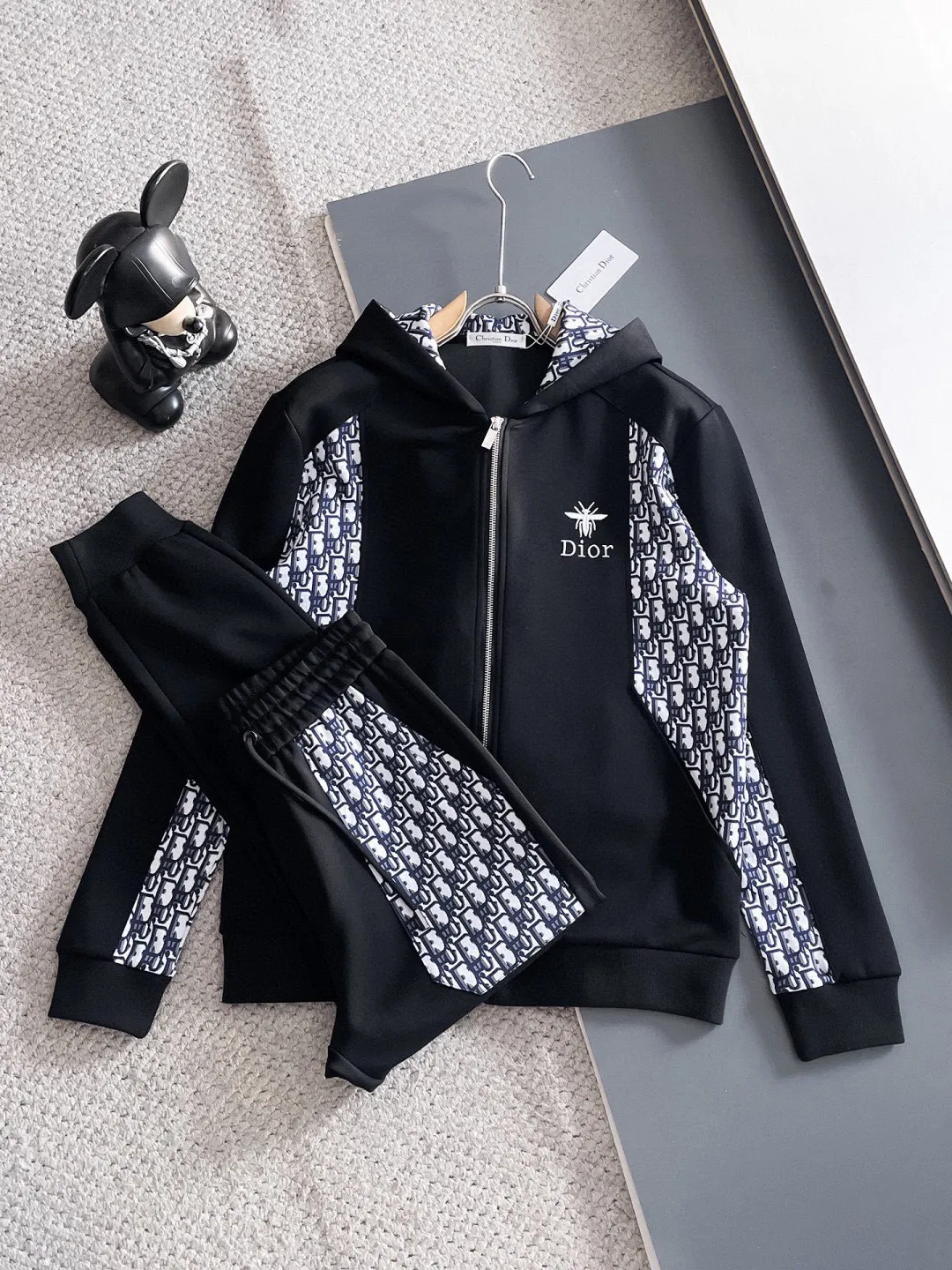 🅿️720 Dior hot-selling suit is coming. Focus on the original version of the official website. 2025 new hot-selling cardigan suit. The original order is the best. 🇭🇰The meticulous work of top designers. It has a fitting and perfect upper body effect. All-natural high-quality Tencel Roman cotton 100%, close-fitting comfort, noble and elegant! Original hardware embodies elegance and nobility! Counter size: M-3XL (maximum wear up to 190 pounds)
