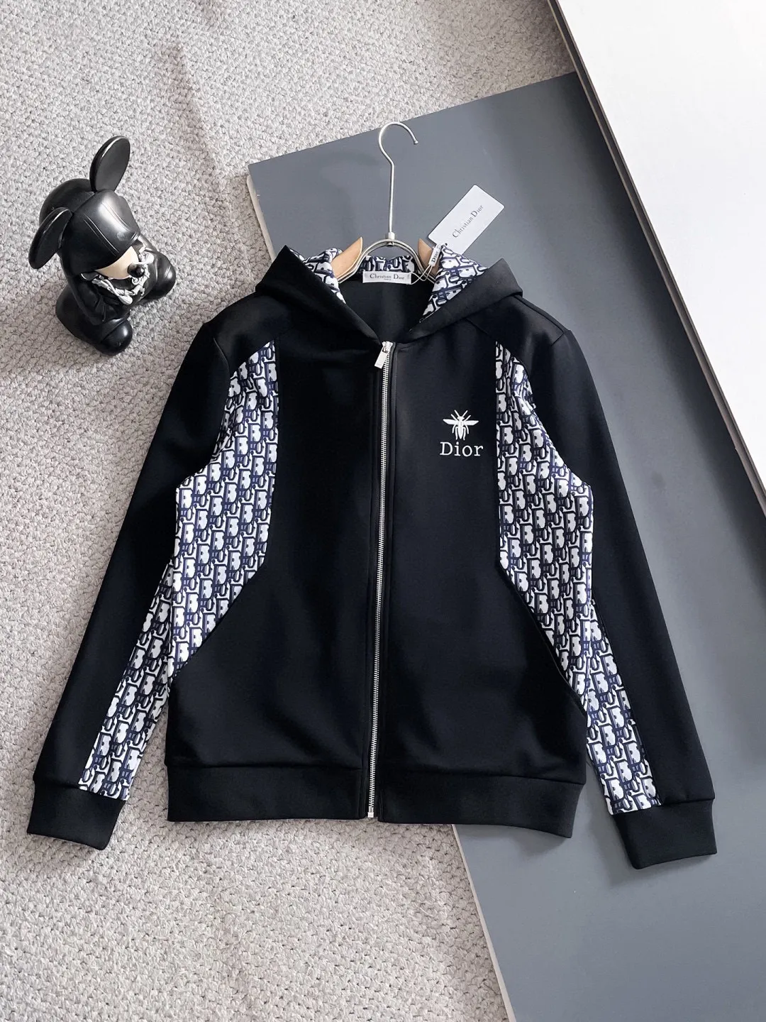 🅿️720 Dior hot-selling suit is coming. Focus on the original version of the official website. 2025 new hot-selling cardigan suit. The original order is the best. 🇭🇰The meticulous work of top designers. It has a fitting and perfect upper body effect. All-natural high-quality Tencel Roman cotton 100%, close-fitting comfort, noble and elegant! Original hardware embodies elegance and nobility! Counter size: M-3XL (maximum wear up to 190 pounds)