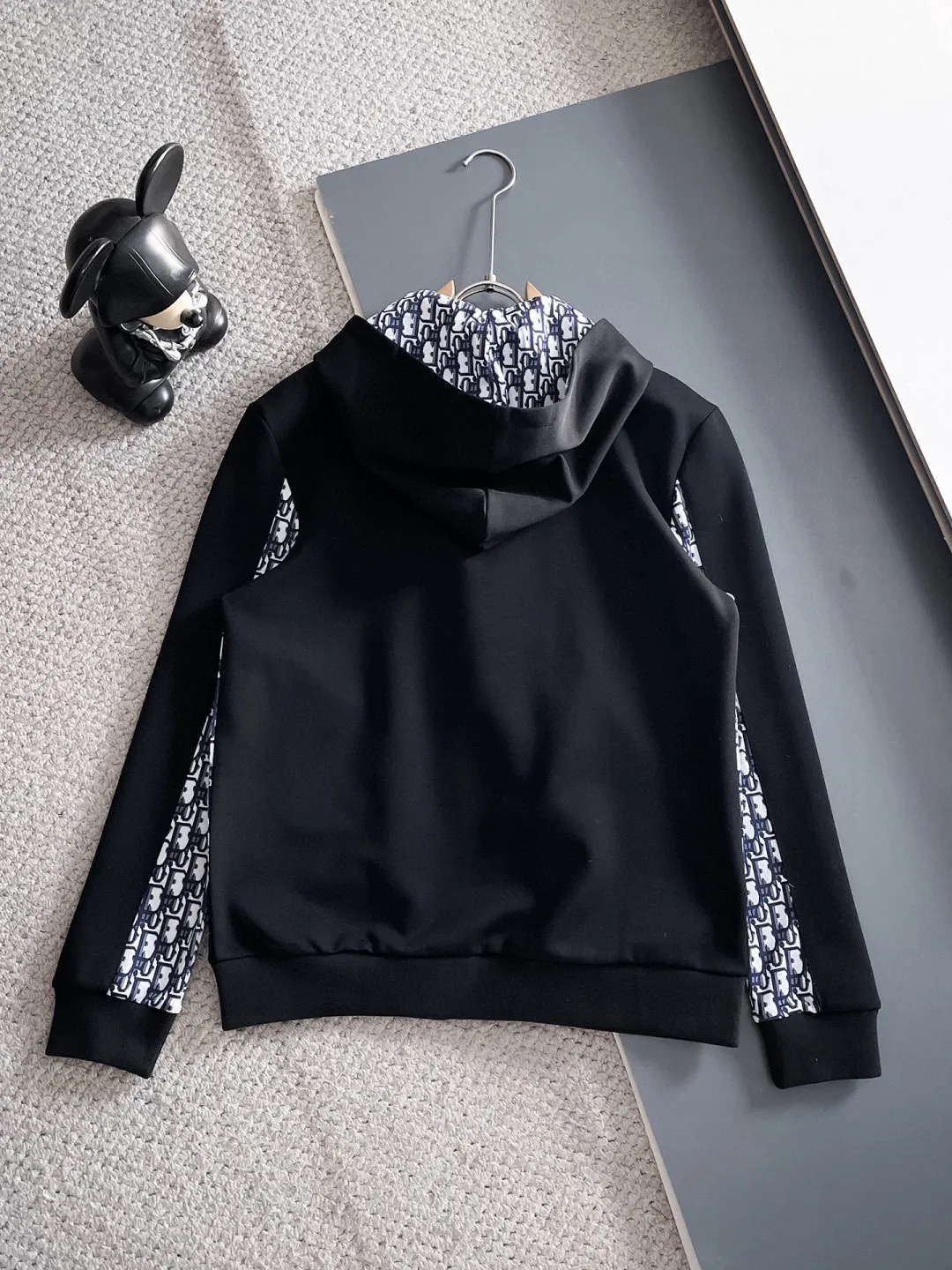 🅿️720 Dior hot-selling suit is coming. Focus on the original version of the official website. 2025 new hot-selling cardigan suit. The original order is the best. 🇭🇰The meticulous work of top designers. It has a fitting and perfect upper body effect. All-natural high-quality Tencel Roman cotton 100%, close-fitting comfort, noble and elegant! Original hardware embodies elegance and nobility! Counter size: M-3XL (maximum wear up to 190 pounds)