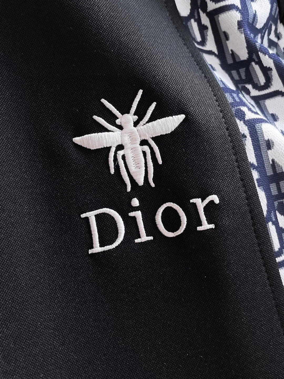🅿️720 Dior hot-selling suit is coming. Focus on the original version of the official website. 2025 new hot-selling cardigan suit. The original order is the best. 🇭🇰The meticulous work of top designers. It has a fitting and perfect upper body effect. All-natural high-quality Tencel Roman cotton 100%, close-fitting comfort, noble and elegant! Original hardware embodies elegance and nobility! Counter size: M-3XL (maximum wear up to 190 pounds)