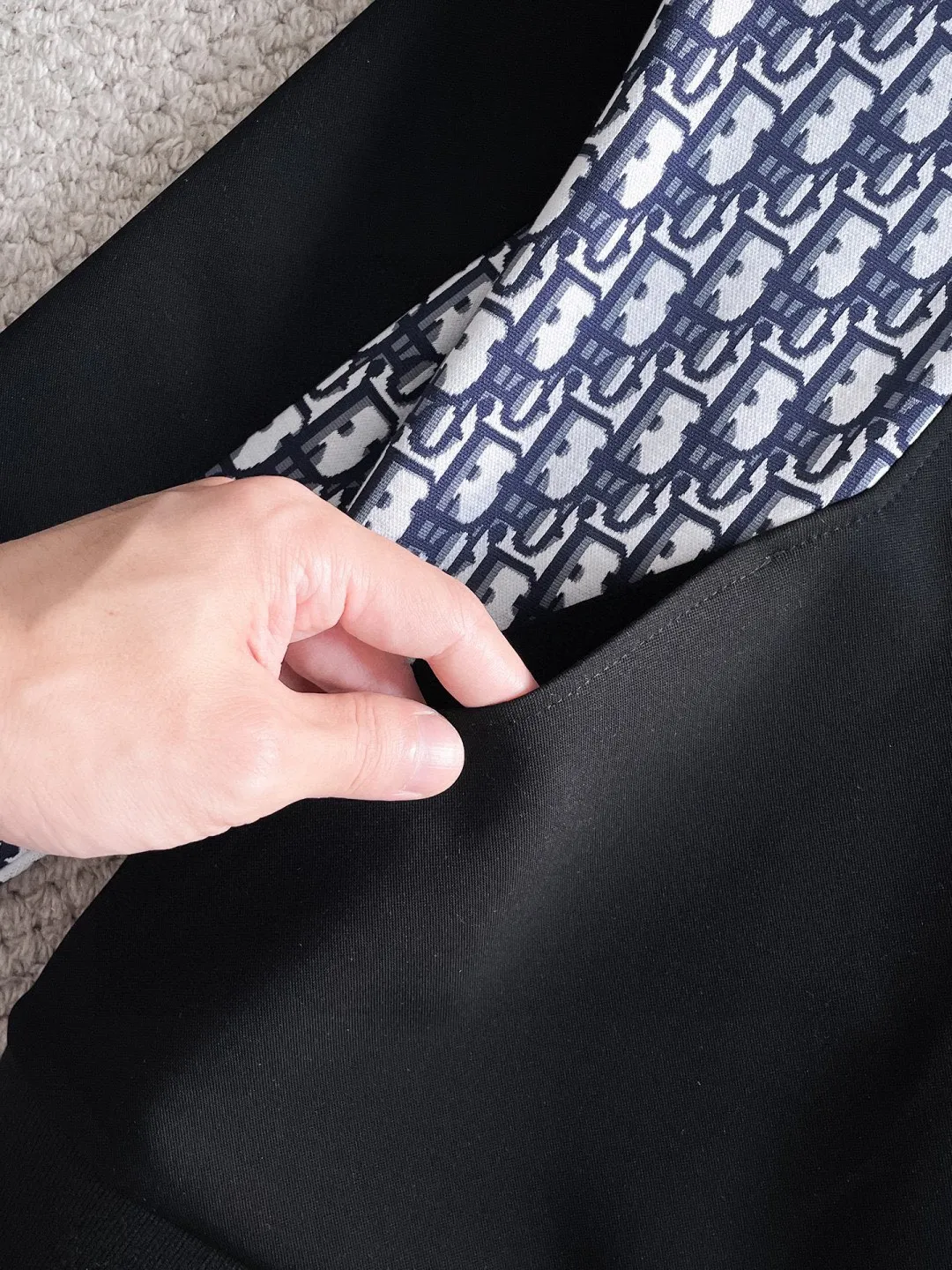 🅿️720 Dior hot-selling suit is coming. Focus on the original version of the official website. 2025 new hot-selling cardigan suit. The original order is the best. 🇭🇰The meticulous work of top designers. It has a fitting and perfect upper body effect. All-natural high-quality Tencel Roman cotton 100%, close-fitting comfort, noble and elegant! Original hardware embodies elegance and nobility! Counter size: M-3XL (maximum wear up to 190 pounds)