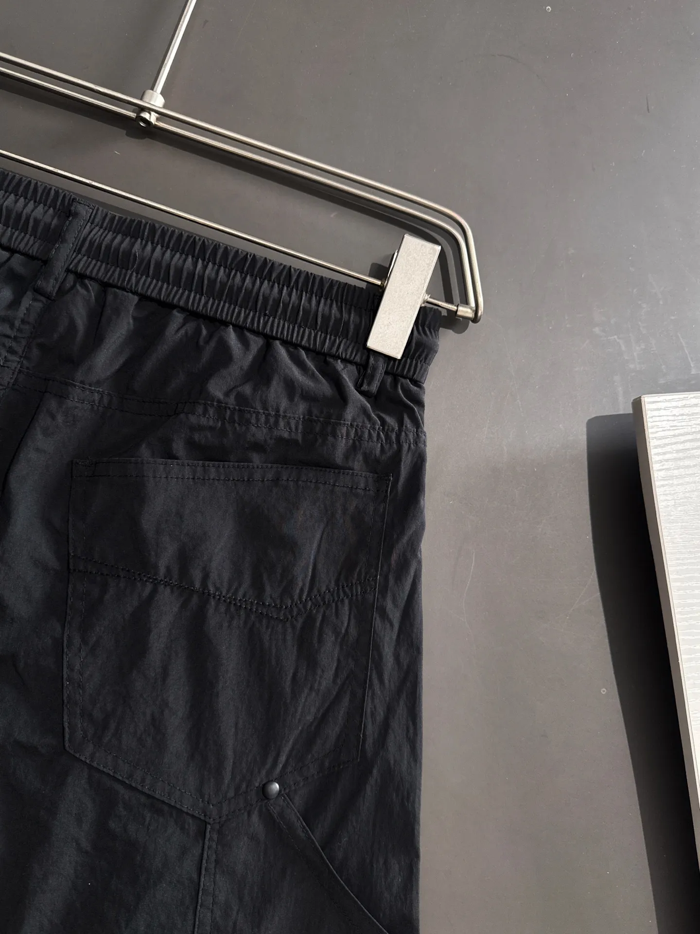 🅿️380 next day shipping Dior 2025 spring and summer new elastic band casual pants, thin counter custom fabrics, high breathability and comfort, impeccable details, brand element design concept, reflecting high quality. It feels delicate and soft! It presents a casual cut and the upper body shape is great! Size: M-4XL