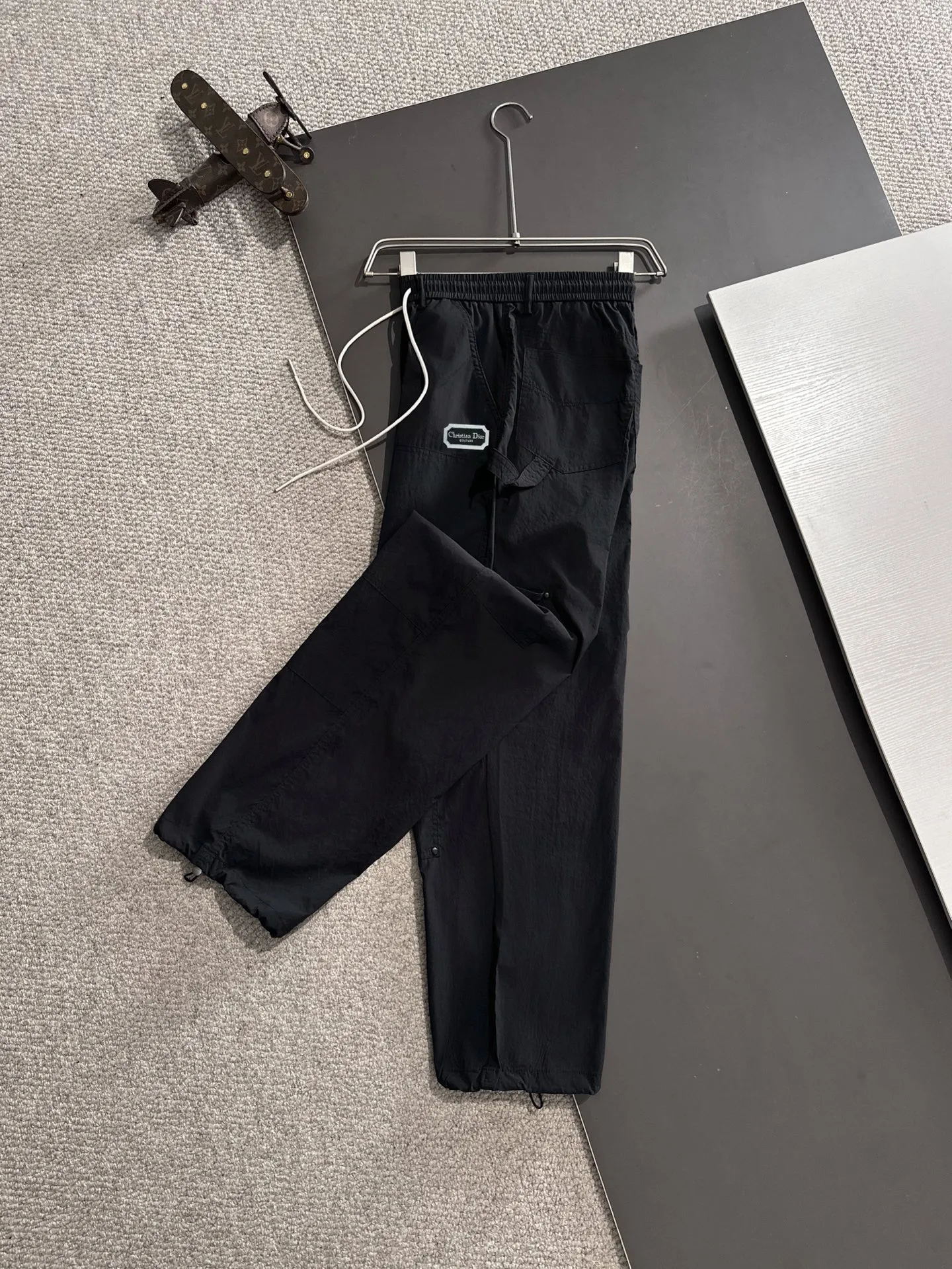 🅿️380 next day shipping Dior 2025 spring and summer new elastic band casual pants, thin counter custom fabrics, high breathability and comfort, impeccable details, brand element design concept, reflecting high quality. It feels delicate and soft! It presents a casual cut and the upper body shape is great! Size: M-4XL