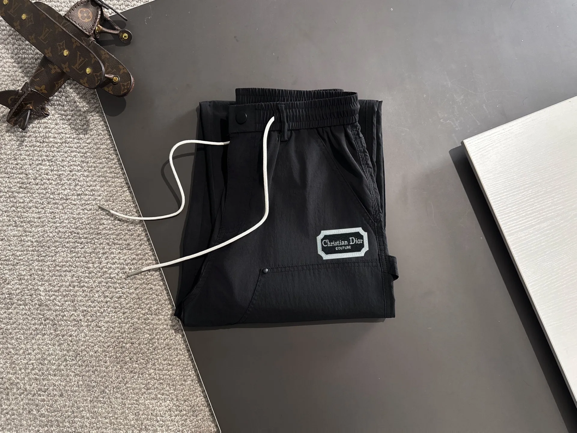 🅿️380 next day shipping Dior 2025 spring and summer new elastic band casual pants, thin counter custom fabrics, high breathability and comfort, impeccable details, brand element design concept, reflecting high quality. It feels delicate and soft! It presents a casual cut and the upper body shape is great! Size: M-4XL