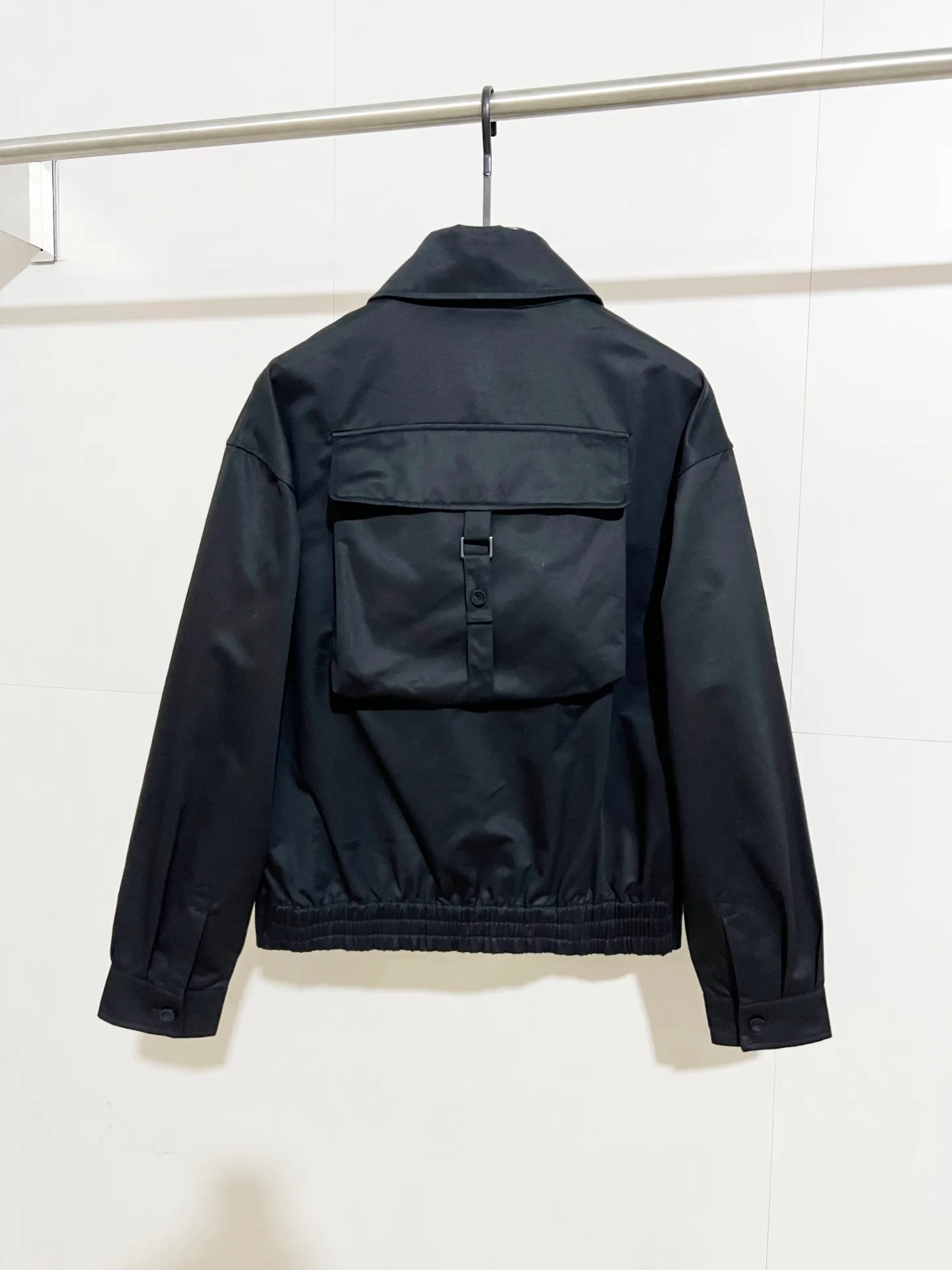 🅿️600 (only high-quality products🔥ZP version, no pressure to get in and out of the cabinet) -Dior official website models are updated at the same time. Large flap pockets on the back with fine embroidery of letters. Woven fabric bomber jacket, same style for men and women -YB molded fabric details are the same. Full set of accessories customized to distinguish the market currency. Welcome to compare -Color black -Code number 46 48 50 52