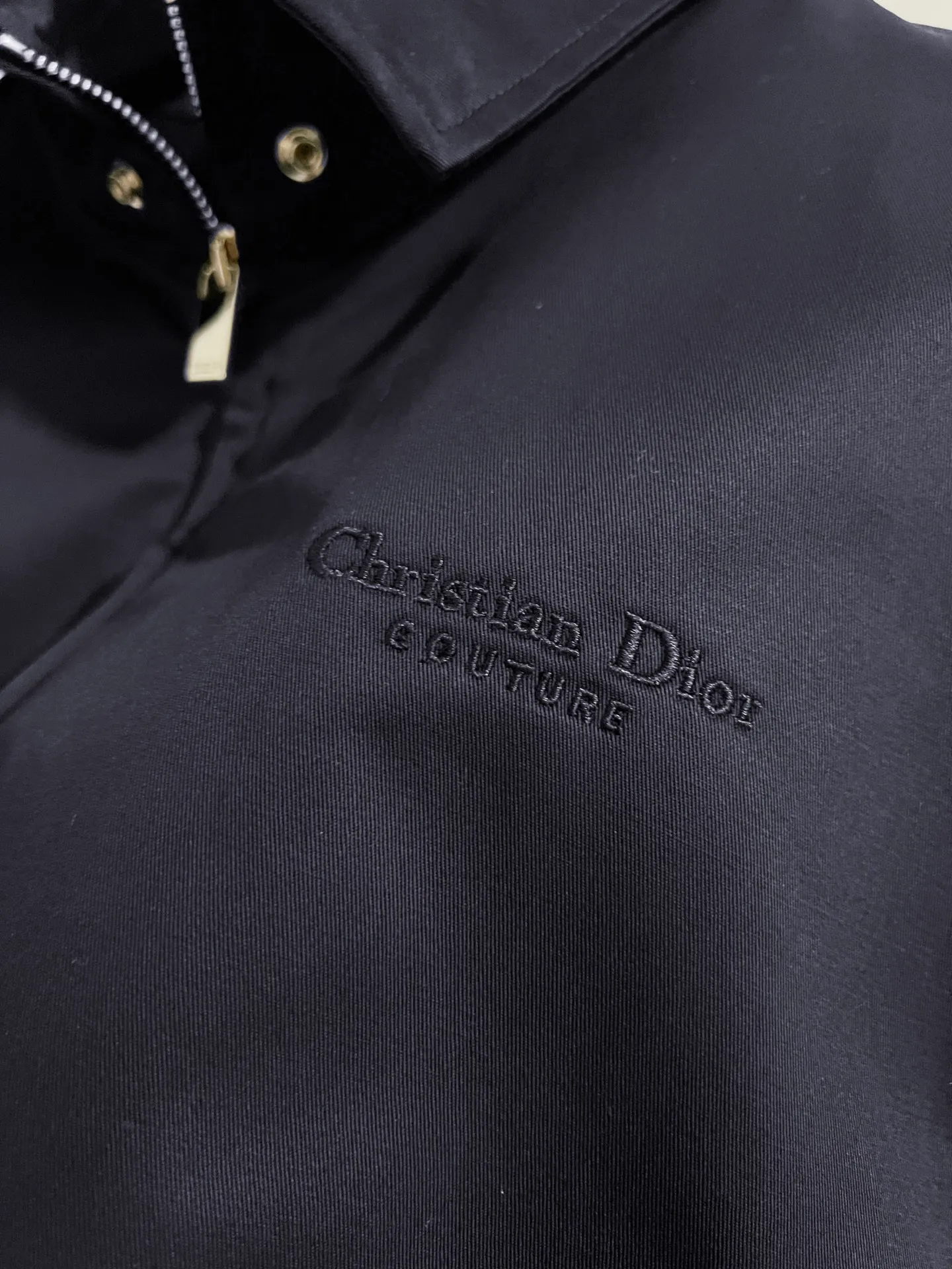 🅿️600 (only high-quality products🔥ZP version, no pressure to get in and out of the cabinet) -Dior official website models are updated at the same time. Large flap pockets on the back with fine embroidery of letters. Woven fabric bomber jacket, same style for men and women -YB molded fabric details are the same. Full set of accessories customized to distinguish the market currency. Welcome to compare -Color black -Code number 46 48 50 52