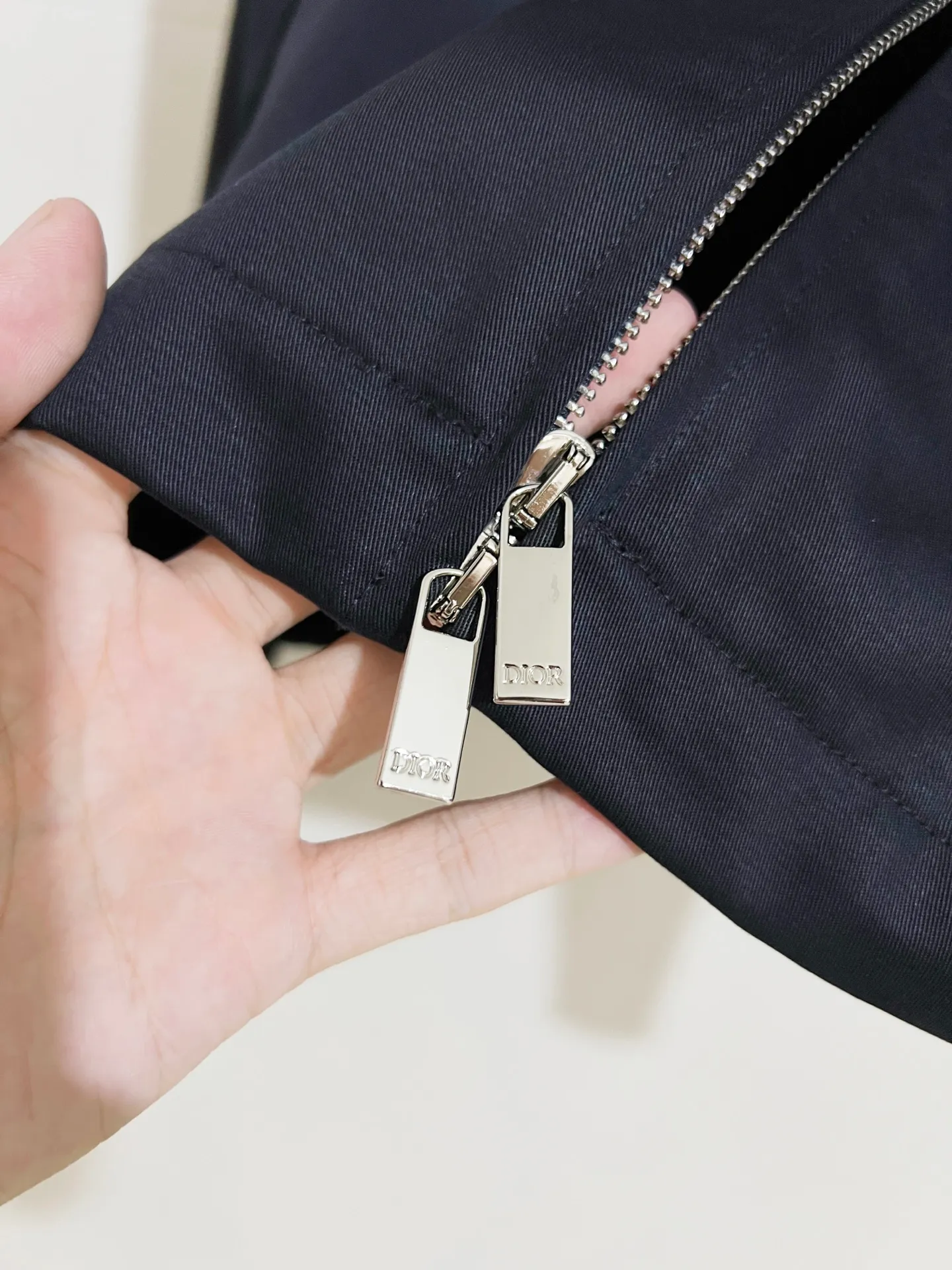 🅿️600 (only high-quality products🔥ZP version, no pressure to get in and out of the cabinet) -Dior official website models are updated at the same time. Large flap pockets on the back with fine embroidery of letters. Woven fabric bomber jacket, same style for men and women -YB molded fabric details are the same. Full set of accessories customized to distinguish the market currency. Welcome to compare -Color black -Code number 46 48 50 52