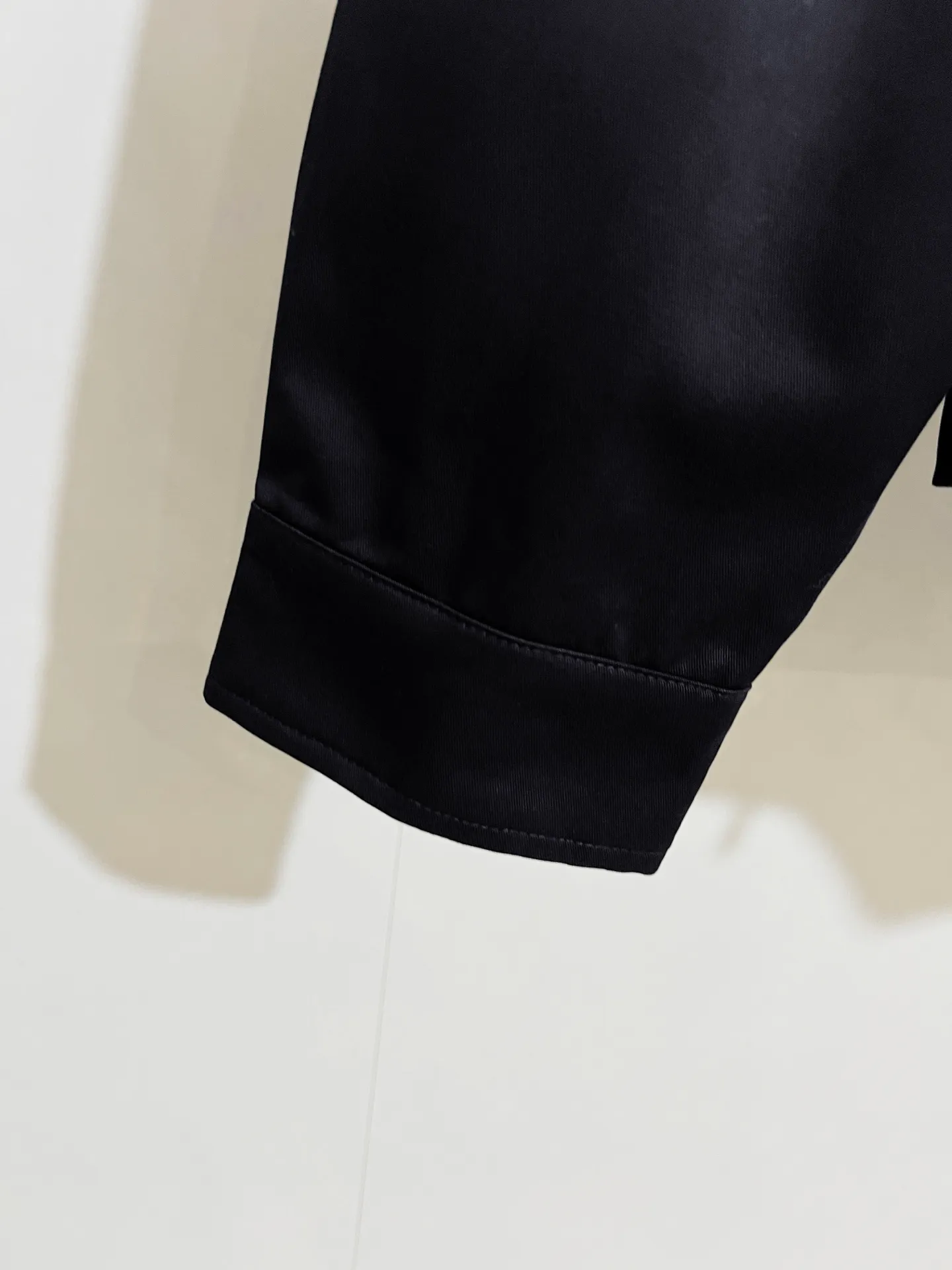 🅿️600 (only high-quality products🔥ZP version, no pressure to get in and out of the cabinet) -Dior official website models are updated at the same time. Large flap pockets on the back with fine embroidery of letters. Woven fabric bomber jacket, same style for men and women -YB molded fabric details are the same. Full set of accessories customized to distinguish the market currency. Welcome to compare -Color black -Code number 46 48 50 52