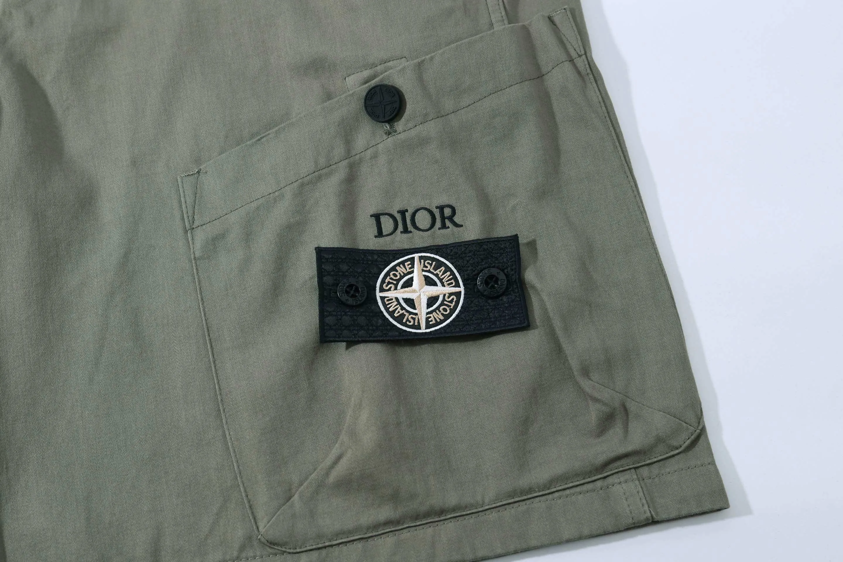 🅿️290 high quality new Diox Stone Island co-branded logo shorts The fabric is made of custom-made woven fabric, which is silky and super soft compared to the original. The texture and strands of the fabric are clear and obvious, and the drape is first-class. The workmanship is exquisite and meets the foreign trade export standards. There are 4.5 stitches per centimeter. Every seam is pressed with open stitching, and the stitching is as neat as a ruler. , Made of woven floral cotton ribbon, the weaving is tight and soft to the touch. The embroidery process uses Behringer embroidery machine, which makes the embroidery colors more full and the embroidery more three-dimensional. The upper body effect is good, the same style for men and women, simple and versatile, purchasing heavyweight items, feel free to compare the quality of any on the market! Size: xs-l