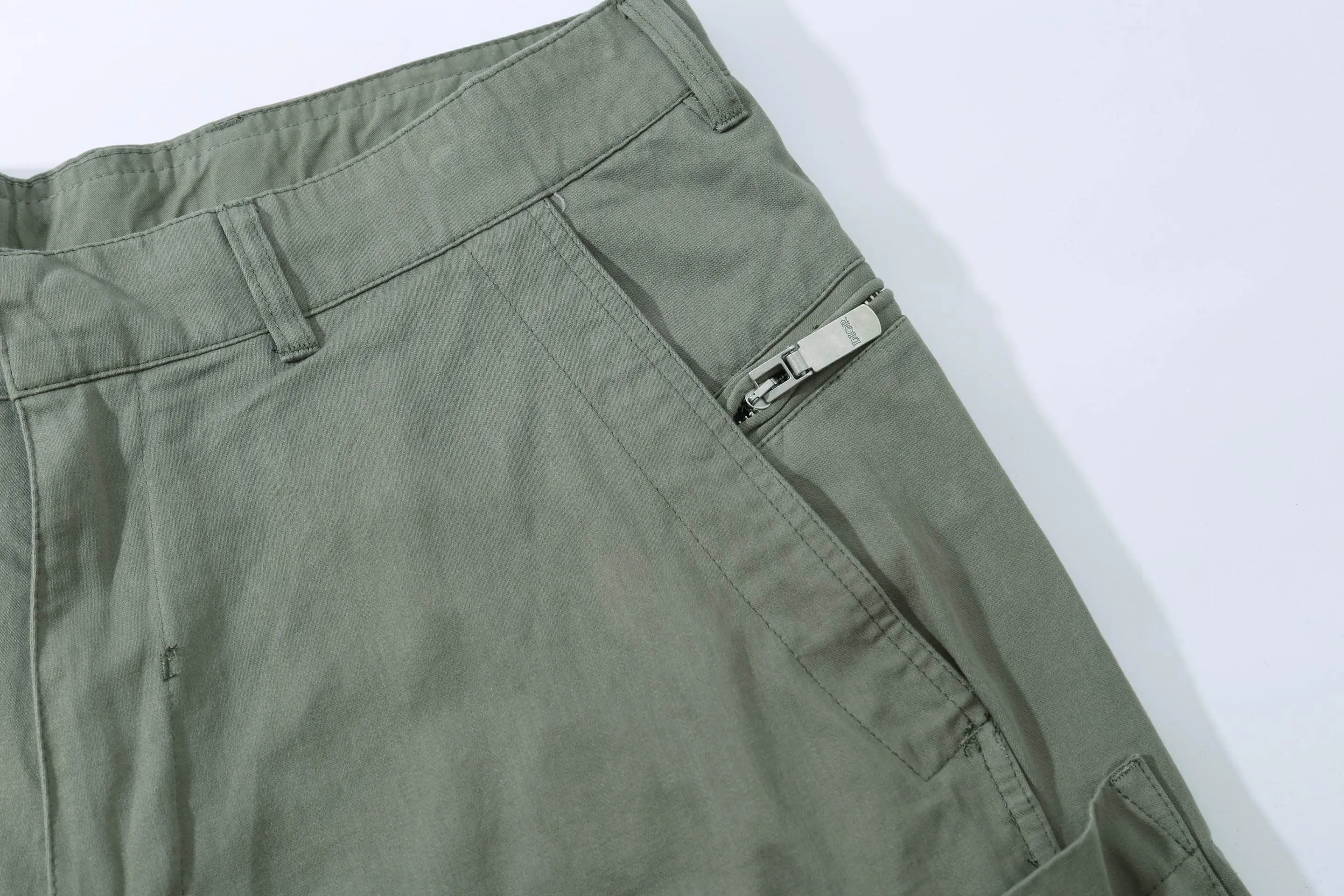 🅿️290 high quality new Diox Stone Island co-branded logo shorts The fabric is made of custom-made woven fabric, which is silky and super soft compared to the original. The texture and strands of the fabric are clear and obvious, and the drape is first-class. The workmanship is exquisite and meets the foreign trade export standards. There are 4.5 stitches per centimeter. Every seam is pressed with open stitching, and the stitching is as neat as a ruler. , Made of woven floral cotton ribbon, the weaving is tight and soft to the touch. The embroidery process uses Behringer embroidery machine, which makes the embroidery colors more full and the embroidery more three-dimensional. The upper body effect is good, the same style for men and women, simple and versatile, purchasing heavyweight items, feel free to compare the quality of any on the market! Size: xs-l