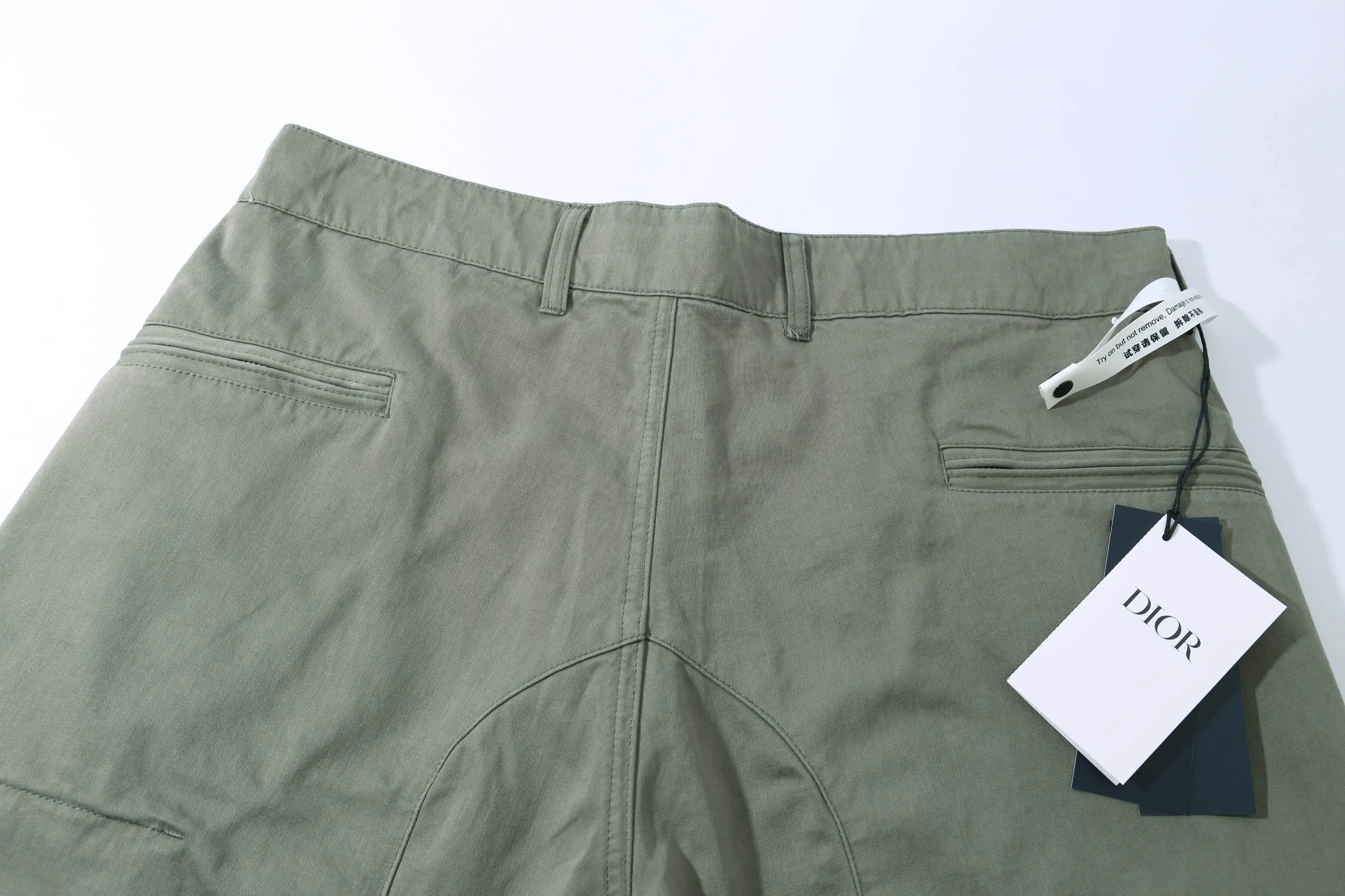 🅿️290 high quality new Diox Stone Island co-branded logo shorts The fabric is made of custom-made woven fabric, which is silky and super soft compared to the original. The texture and strands of the fabric are clear and obvious, and the drape is first-class. The workmanship is exquisite and meets the foreign trade export standards. There are 4.5 stitches per centimeter. Every seam is pressed with open stitching, and the stitching is as neat as a ruler. , Made of woven floral cotton ribbon, the weaving is tight and soft to the touch. The embroidery process uses Behringer embroidery machine, which makes the embroidery colors more full and the embroidery more three-dimensional. The upper body effect is good, the same style for men and women, simple and versatile, purchasing heavyweight items, feel free to compare the quality of any on the market! Size: xs-l