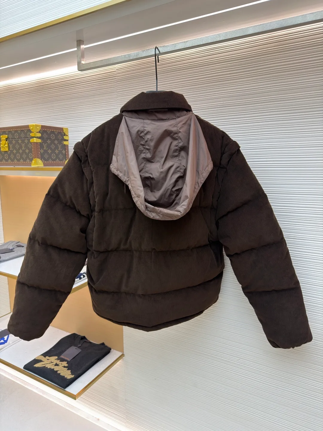 Prada Triangle Label Functional Down Jacket ●Original version: 26400 purchase and development ●Item number: 1681856-E55 ●Fabric: corduroy fabric ●Technology: mechanical down filling ●Color: brown ●Version: fitted version ●Weight: about 1180 grams ●Size: S-M-L-XL ●Description: Customized velvet premium corduroy with mellow texture and delicate texture Using the new national standard 90 white duck down (welcome to test), it is full of down and warm. You are in a warm cloud, surrounded by soft warmth. The main color is calm jet black. The iconic enameled metal triangle logo is embellished on the chest. It is low-key and powerful. The stand-up collar is crisp and stylish. It accurately fits the curve of the neck. And the design of the hidden hood is like a mysterious guardian. It can also be detached to turn the sleeves into a vest. Transformed into a lightweight vest, showing its unique charm inadvertently, switching styles freely, becoming the leader of urban fashion with its unique charm and fearless attitude, mechanical down filling. Prioritize the production of inner liner patterns to determine the down filling area according to the original three-dimensional effect. Determine the down weight per square meter to calculate the filling amount of each cut. The down filling machine uses a digital weighing unit to achieve stable measurement, and uses an imported special machine to position the "Prada triangle mark" with infrared rays for a more accurate position. Strong and sturdy. The template machine opens the zipper bag. The lines are smooth and neat. The lines are evenly routed. The template machine lines the lines. The line process of the template machine shows extremely high neatness and smoothness. The craftsman accurately controls the size during the operation to ensure that each line meets the design requirements. The lines of the entire template are smooth and unified. It is neat and beautiful, and the fabrics have been washed. It has better hand feel and texture. It is not easy to deform, not easy to shrink, not easy to fade, and maintains long-term beauty. The overall wiring is straight and delicate, the fabric is comfortable and soft, and the color is consistent without color difference. It can be matched with the same style to create a fashionable look and control various occasions. Customized accessories, complete with three standards, same style for men and women!
