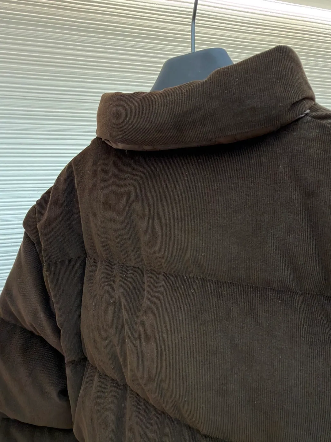 Prada Triangle Label Functional Down Jacket ●Original version: 26400 purchase and development ●Item number: 1681856-E55 ●Fabric: corduroy fabric ●Technology: mechanical down filling ●Color: brown ●Version: fitted version ●Weight: about 1180 grams ●Size: S-M-L-XL ●Description: Customized velvet premium corduroy with mellow texture and delicate texture Using the new national standard 90 white duck down (welcome to test), it is full of down and warm. You are in a warm cloud, surrounded by soft warmth. The main color is calm jet black. The iconic enameled metal triangle logo is embellished on the chest. It is low-key and powerful. The stand-up collar is crisp and stylish. It accurately fits the curve of the neck. And the design of the hidden hood is like a mysterious guardian. It can also be detached to turn the sleeves into a vest. Transformed into a lightweight vest, showing its unique charm inadvertently, switching styles freely, becoming the leader of urban fashion with its unique charm and fearless attitude, mechanical down filling. Prioritize the production of inner liner patterns to determine the down filling area according to the original three-dimensional effect. Determine the down weight per square meter to calculate the filling amount of each cut. The down filling machine uses a digital weighing unit to achieve stable measurement, and uses an imported special machine to position the "Prada triangle mark" with infrared rays for a more accurate position. Strong and sturdy. The template machine opens the zipper bag. The lines are smooth and neat. The lines are evenly routed. The template machine lines the lines. The line process of the template machine shows extremely high neatness and smoothness. The craftsman accurately controls the size during the operation to ensure that each line meets the design requirements. The lines of the entire template are smooth and unified. It is neat and beautiful, and the fabrics have been washed. It has better hand feel and texture. It is not easy to deform, not easy to shrink, not easy to fade, and maintains long-term beauty. The overall wiring is straight and delicate, the fabric is comfortable and soft, and the color is consistent without color difference. It can be matched with the same style to create a fashionable look and control various occasions. Customized accessories, complete with three standards, same style for men and women!